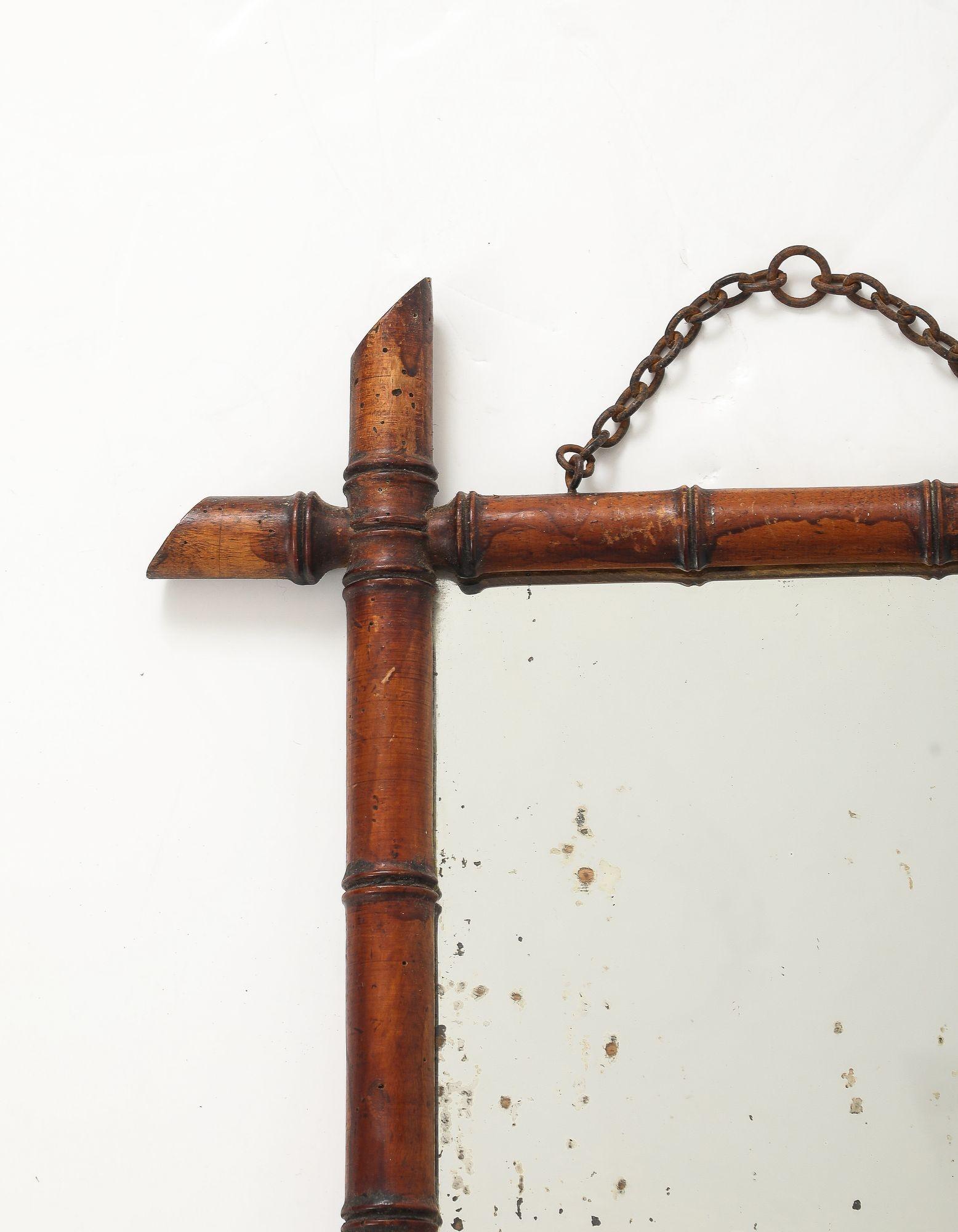 Espejo pequeño con marco tallado de imitación de bambú, Inglaterra Años 40 en Bueno estado para la venta en South Salem, NY