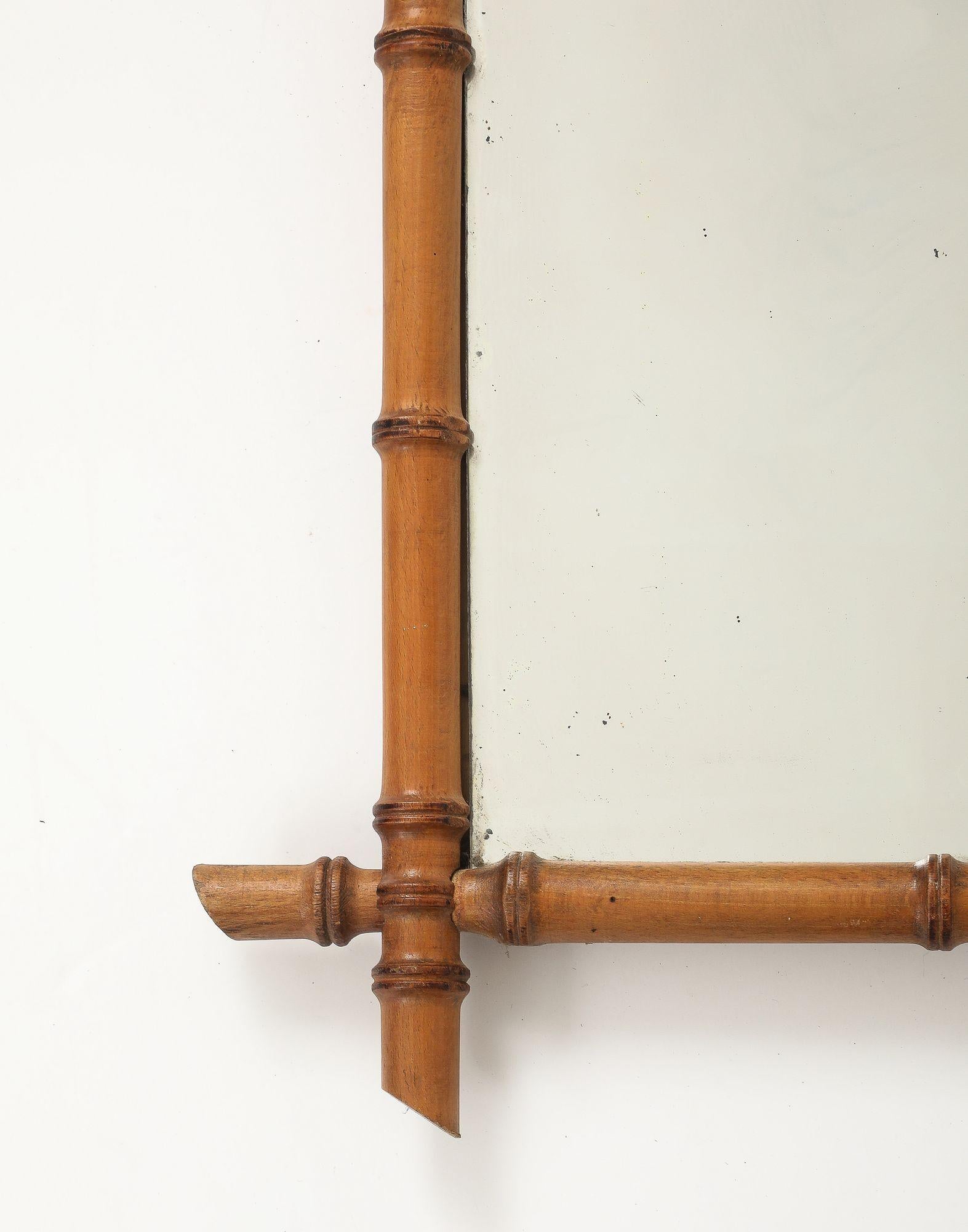 Espejo pequeño con marco tallado de imitación de bambú, Inglaterra Años 40 en Bueno estado para la venta en South Salem, NY