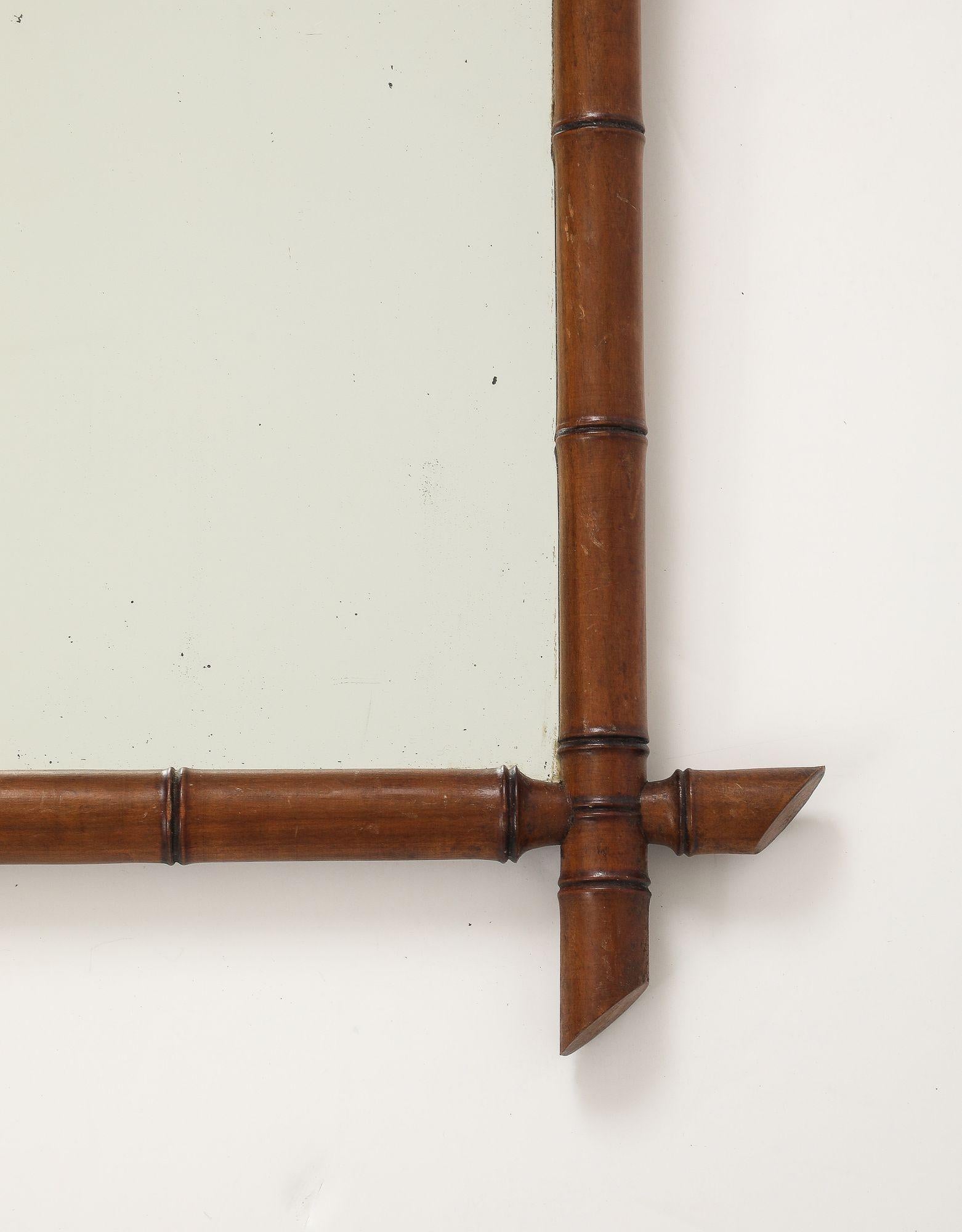 Petit miroir à cadre sculpté en faux bambou, Angleterre, années 1940 Bon état - En vente à South Salem, NY