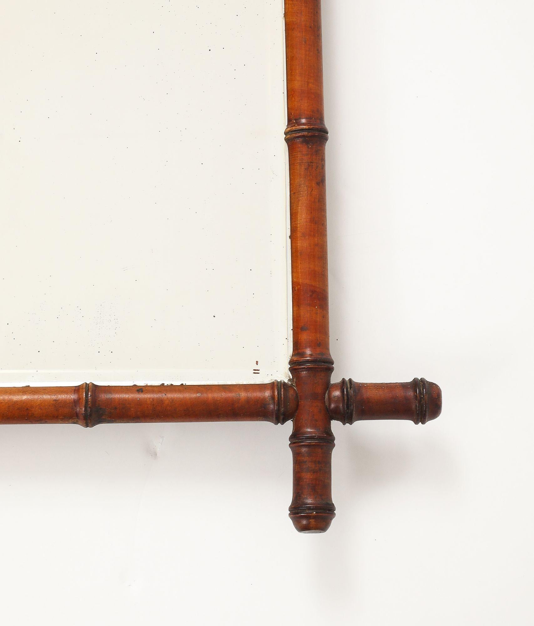 Espejo pequeño con marco tallado de imitación de bambú, Inglaterra Años 40 en Bueno estado para la venta en South Salem, NY