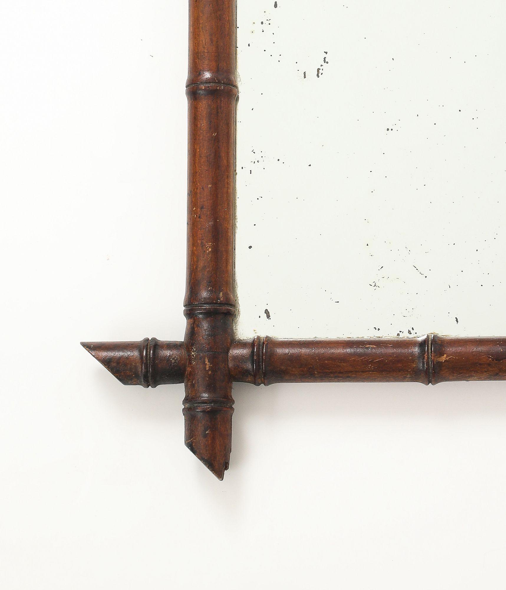 Espejo pequeño con marco tallado de imitación de bambú, Inglaterra Años 40 en Bueno estado para la venta en South Salem, NY