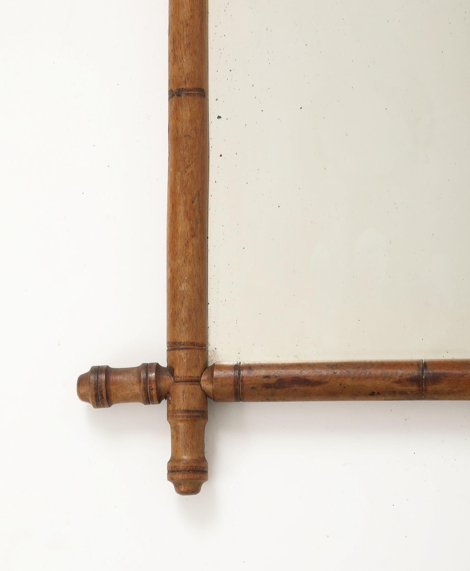 Anglais Petit miroir à cadre sculpté en faux bambou, Angleterre, années 1940 en vente