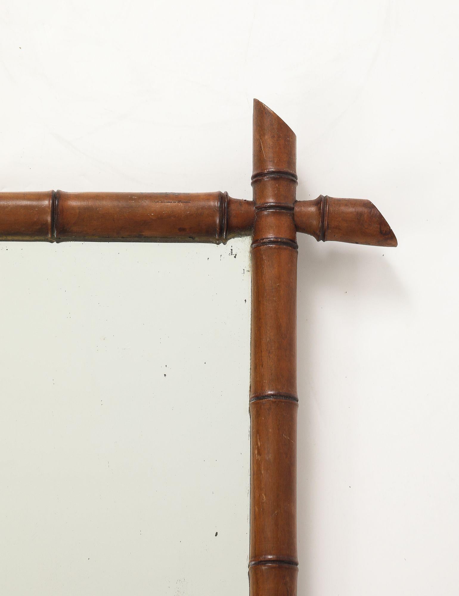 Milieu du XXe siècle Petit miroir à cadre sculpté en faux bambou, Angleterre, années 1940 en vente