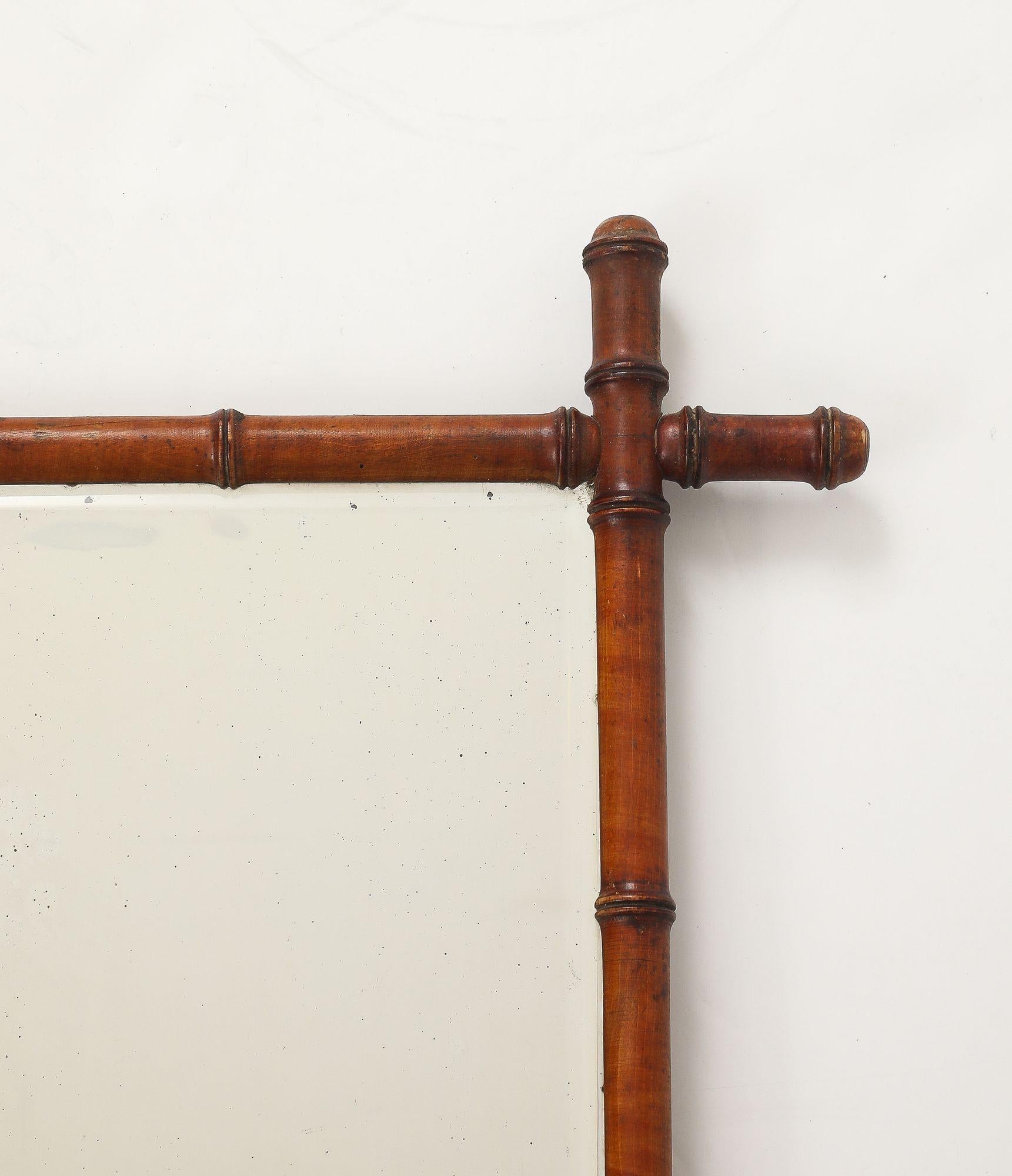 Espejo pequeño con marco tallado de imitación de bambú, Inglaterra Años 40 mediados del siglo XX en venta