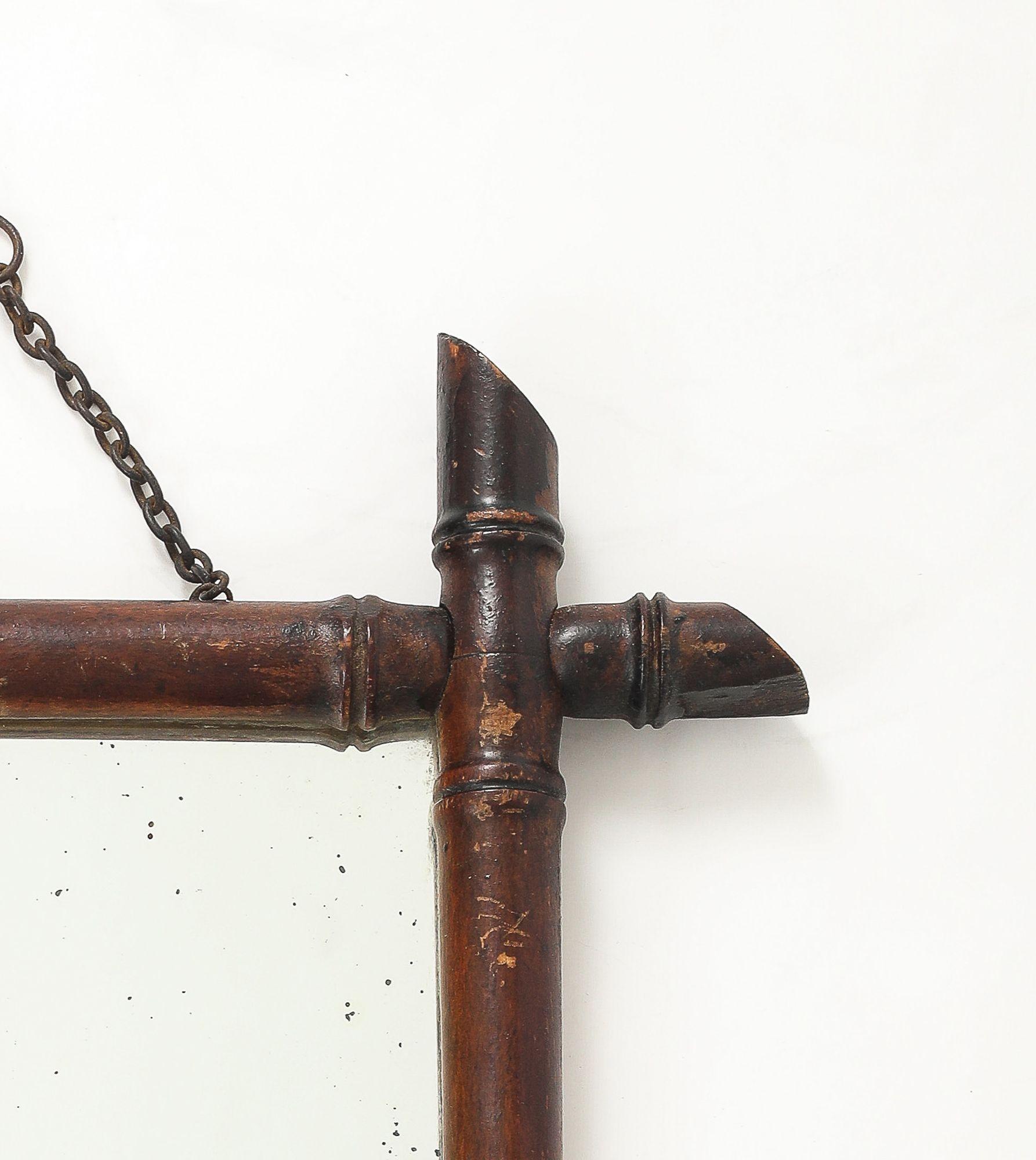 Espejo pequeño con marco tallado de imitación de bambú, Inglaterra Años 40 mediados del siglo XX en venta