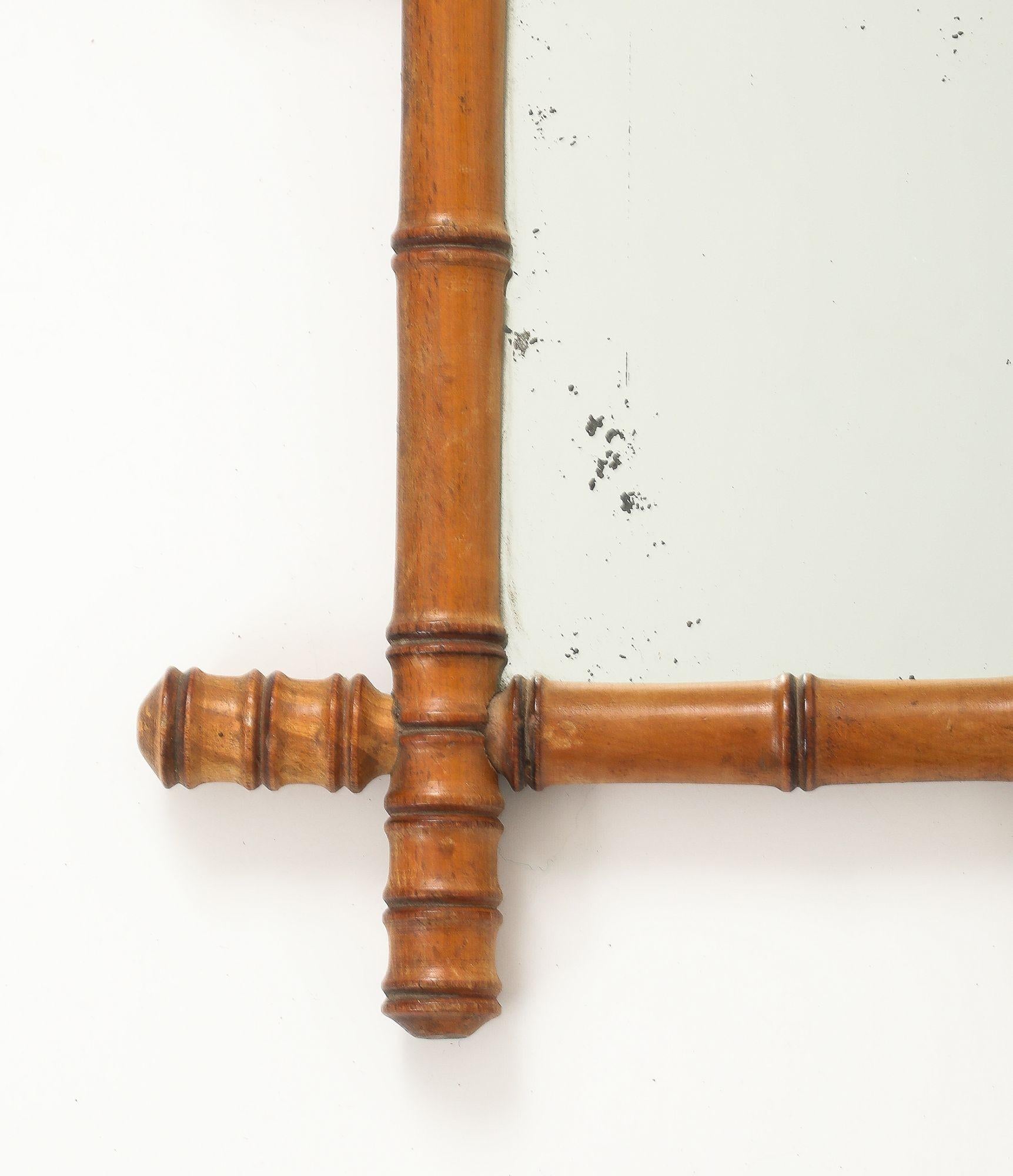 Petit miroir à cadre sculpté en faux bambou, Angleterre, années 1940 Bon état - En vente à South Salem, NY