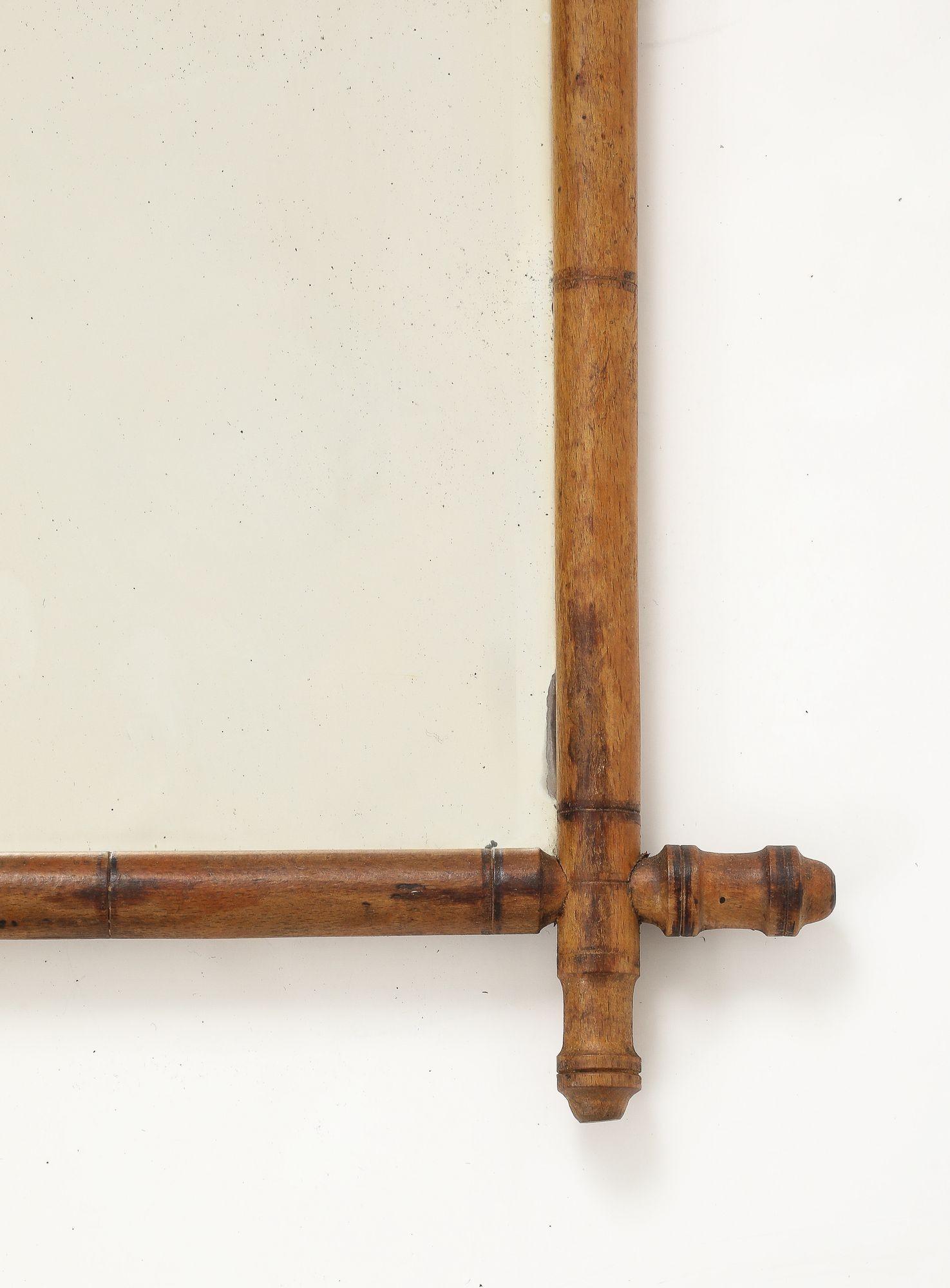 Petit miroir à cadre sculpté en faux bambou, Angleterre, années 1940 Bon état - En vente à South Salem, NY