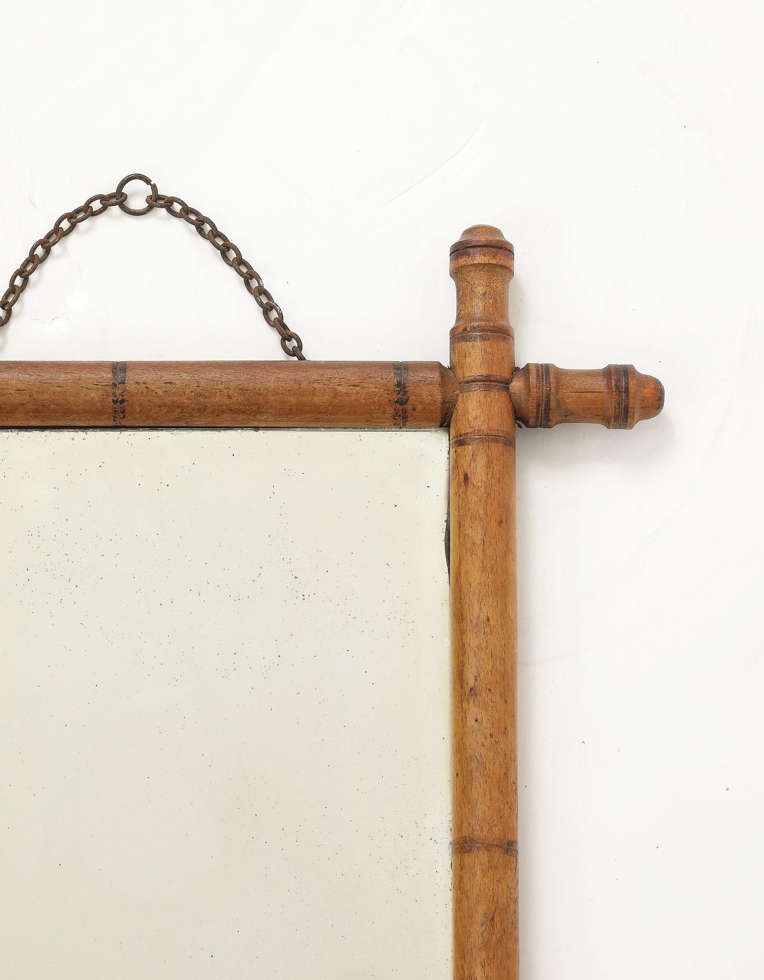 Milieu du XXe siècle Petit miroir à cadre sculpté en faux bambou, Angleterre, années 1940 en vente