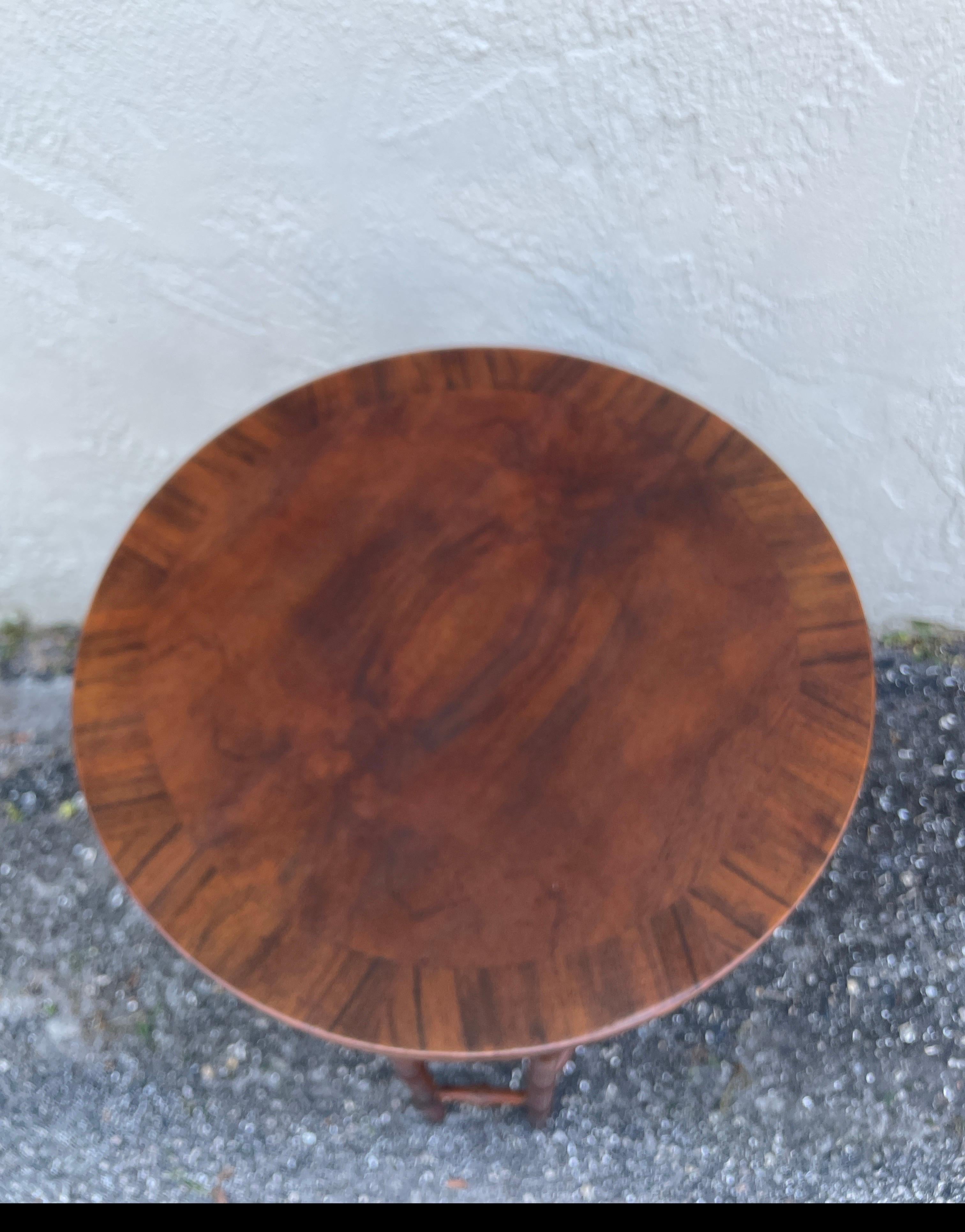 Jolie table d'appoint en faux bambou par Baker Furniture Company. Une superbe petite table à boissons à placer à côté de votre fauteuil préféré. 