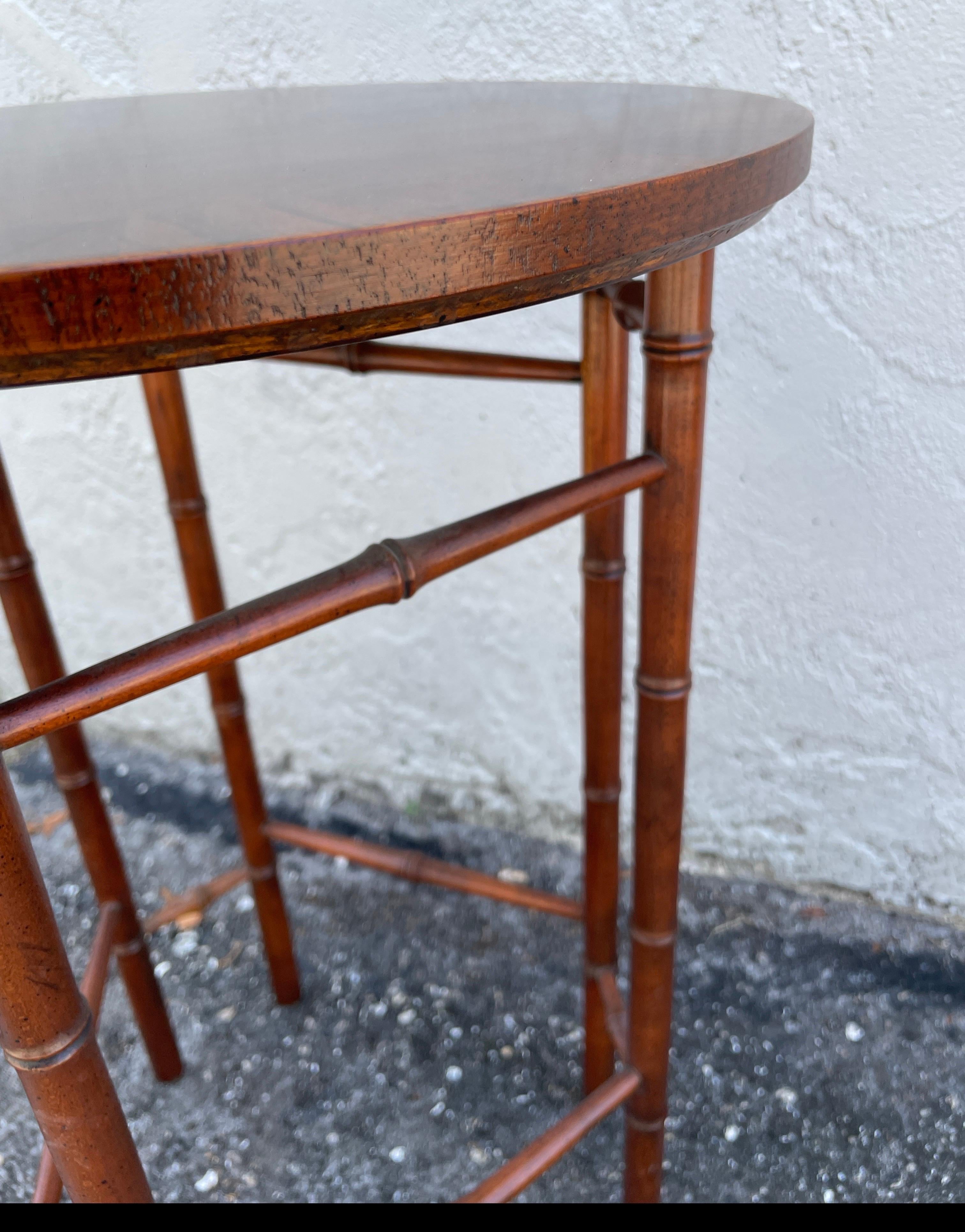 Américain Petite table d'appoint/table à boissons en faux bambou de Baker en vente