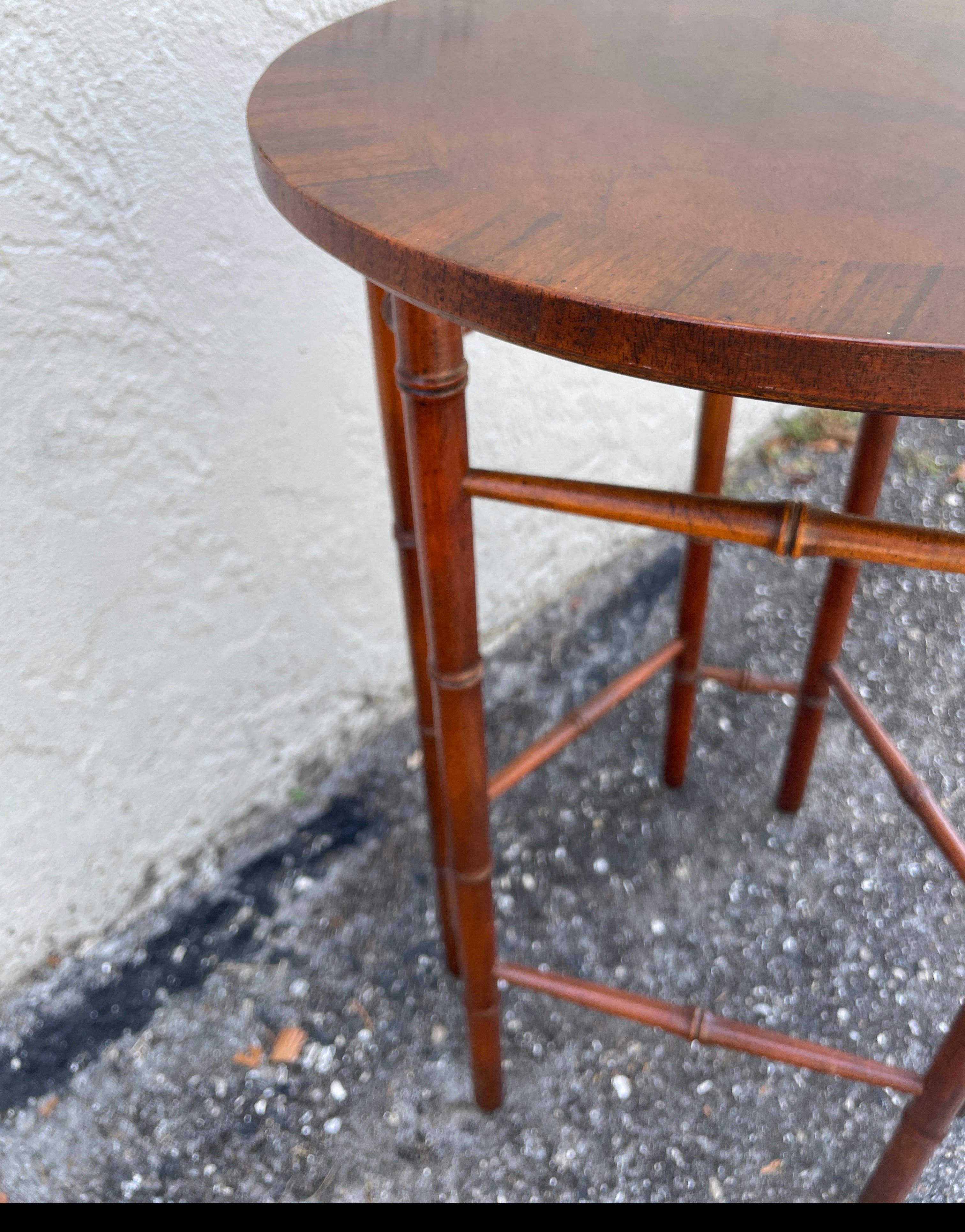 Petite table d'appoint/table à boissons en faux bambou de Baker Bon état - En vente à West Palm Beach, FL