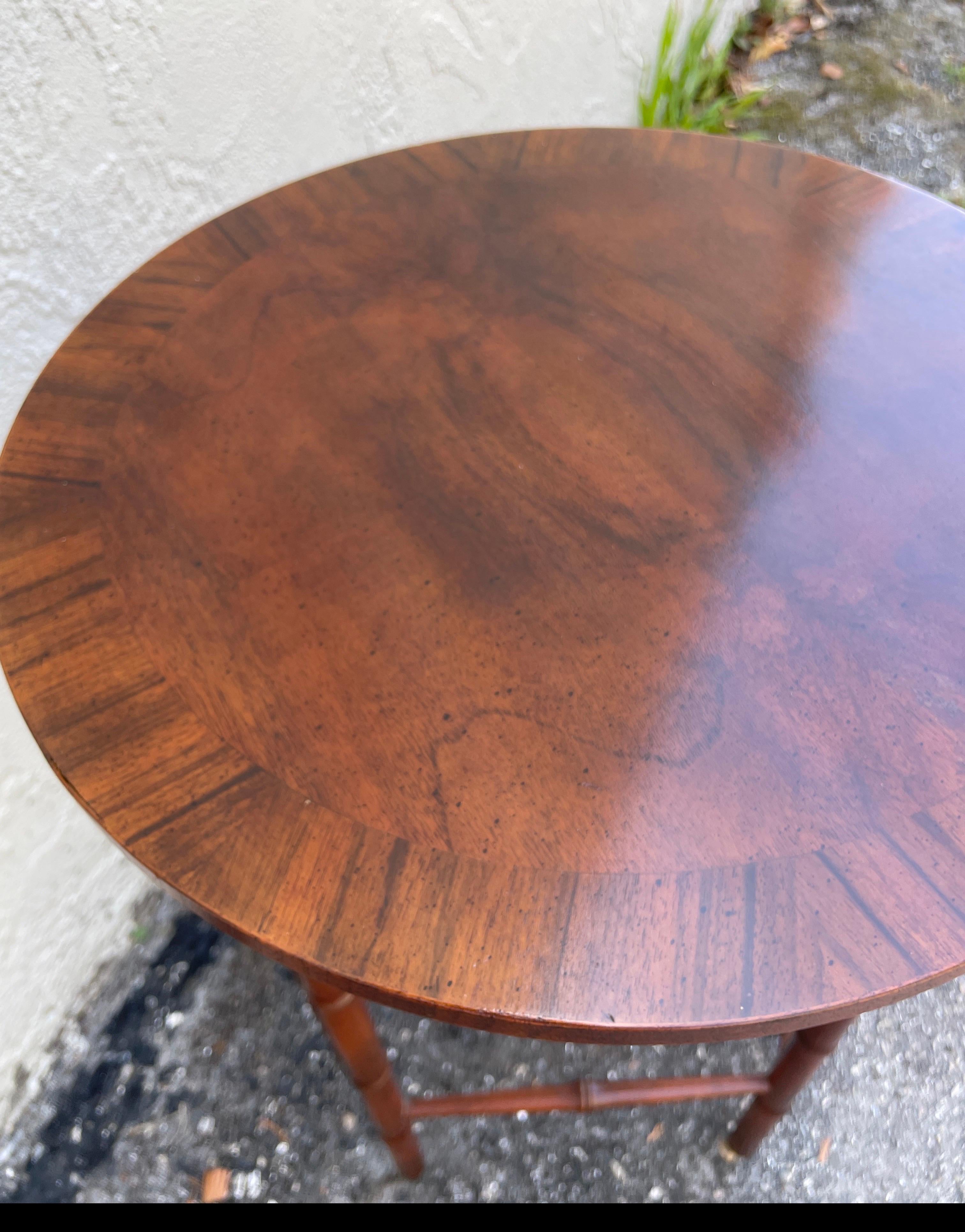 Noyer Petite table d'appoint/table à boissons en faux bambou de Baker en vente