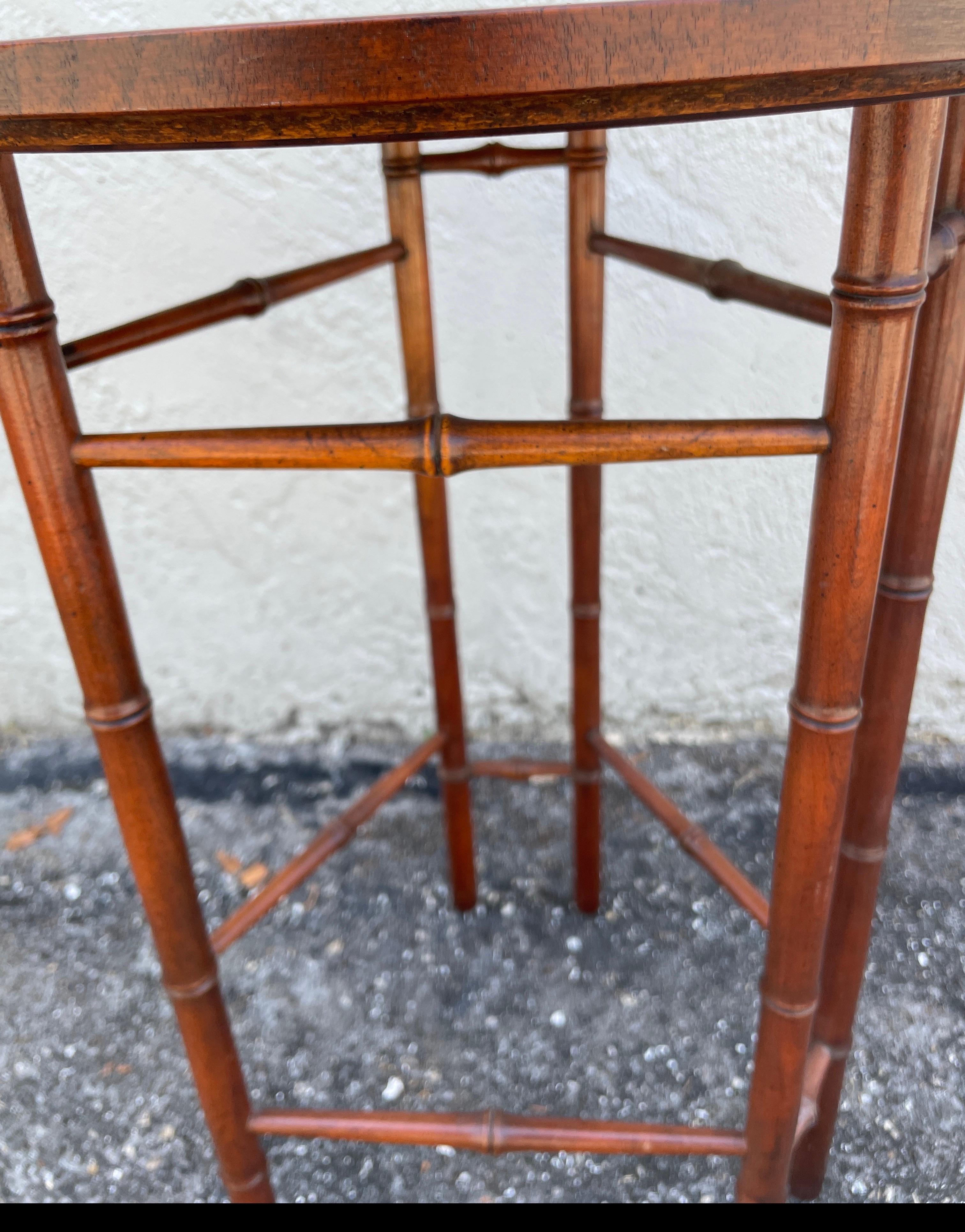 Petite table d'appoint/table à boissons en faux bambou de Baker en vente 2