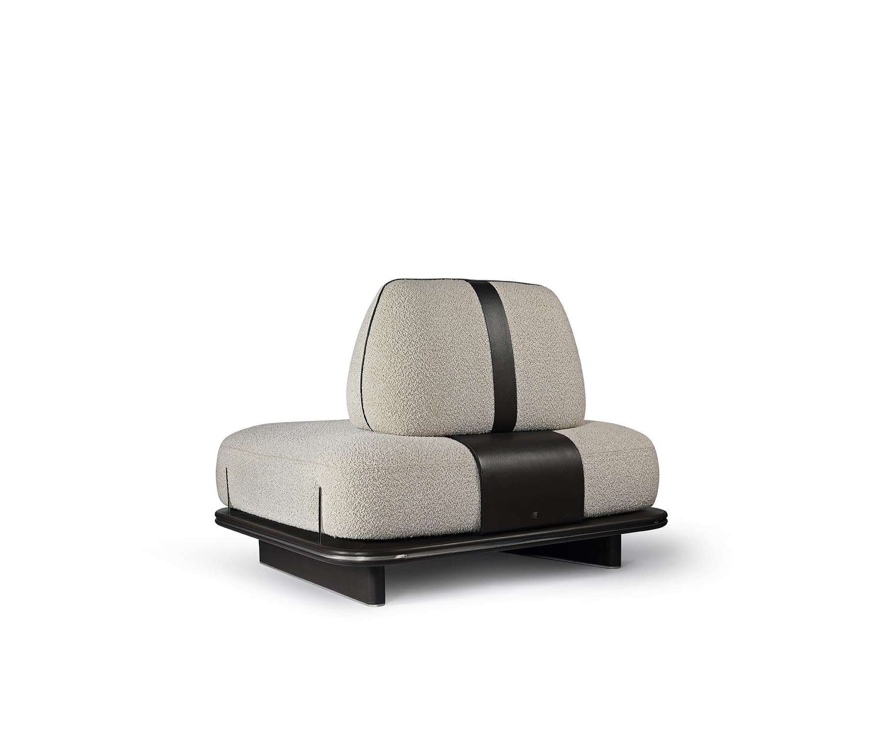 Das Field Sofa fängt die Schönheit natürlicher Formen ein, inspiriert von der Erkundung organischer Formen und Landschaften in der Dialogue Collection'S.

Die strukturierte Polsterung paart sich elegant mit Lederakzenten und ruht auf einem