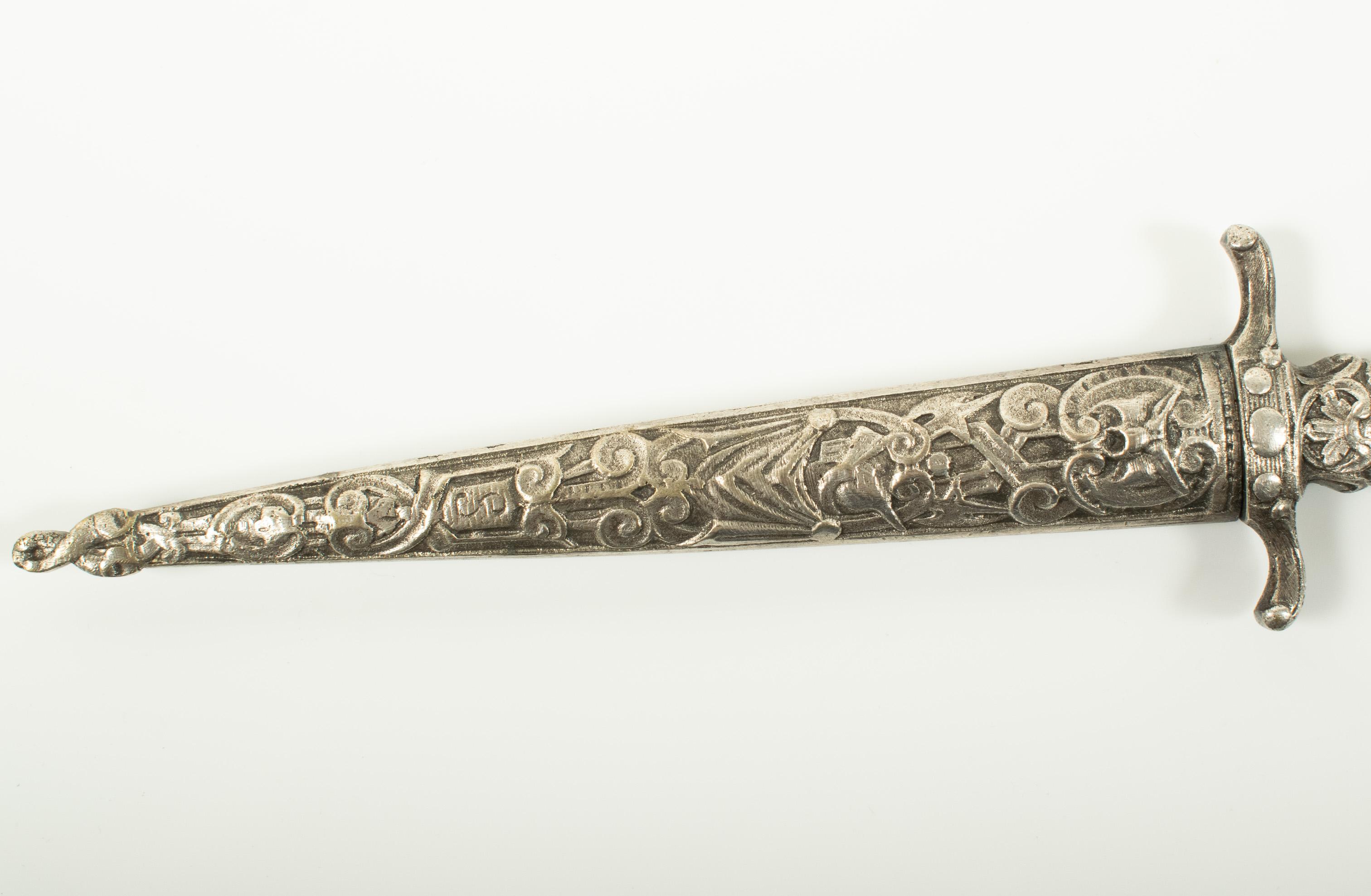 Figuraler romantischer Dagger des späten 19. Jahrhunderts im Zustand „Gut“ im Angebot in TEYJAT, FR