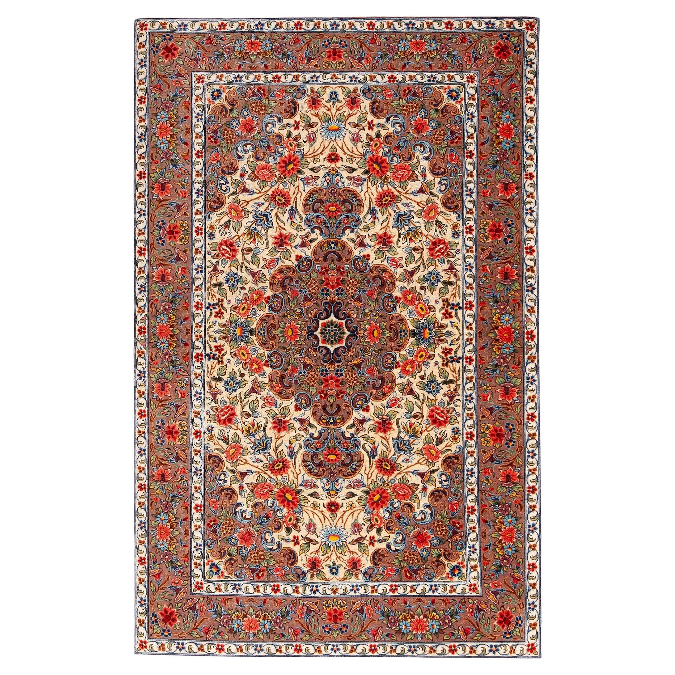 Petit tapis persan luxueux à motifs floraux vintage Qum de 2'8" x 4'