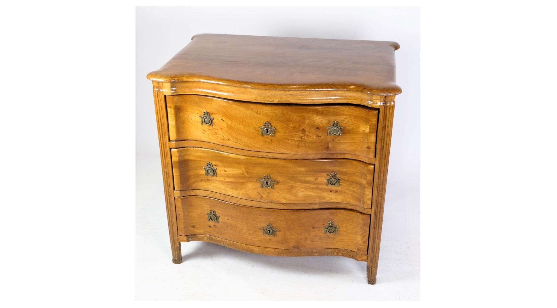 A small and exquisite Louise Seize chest of drawers crafted from elm wood, originating from Copenhagen and dating back to the late 1780s. This charming piece epitomizes the elegance and refinement of the Louise Seize (Louis XVI) style, characterized