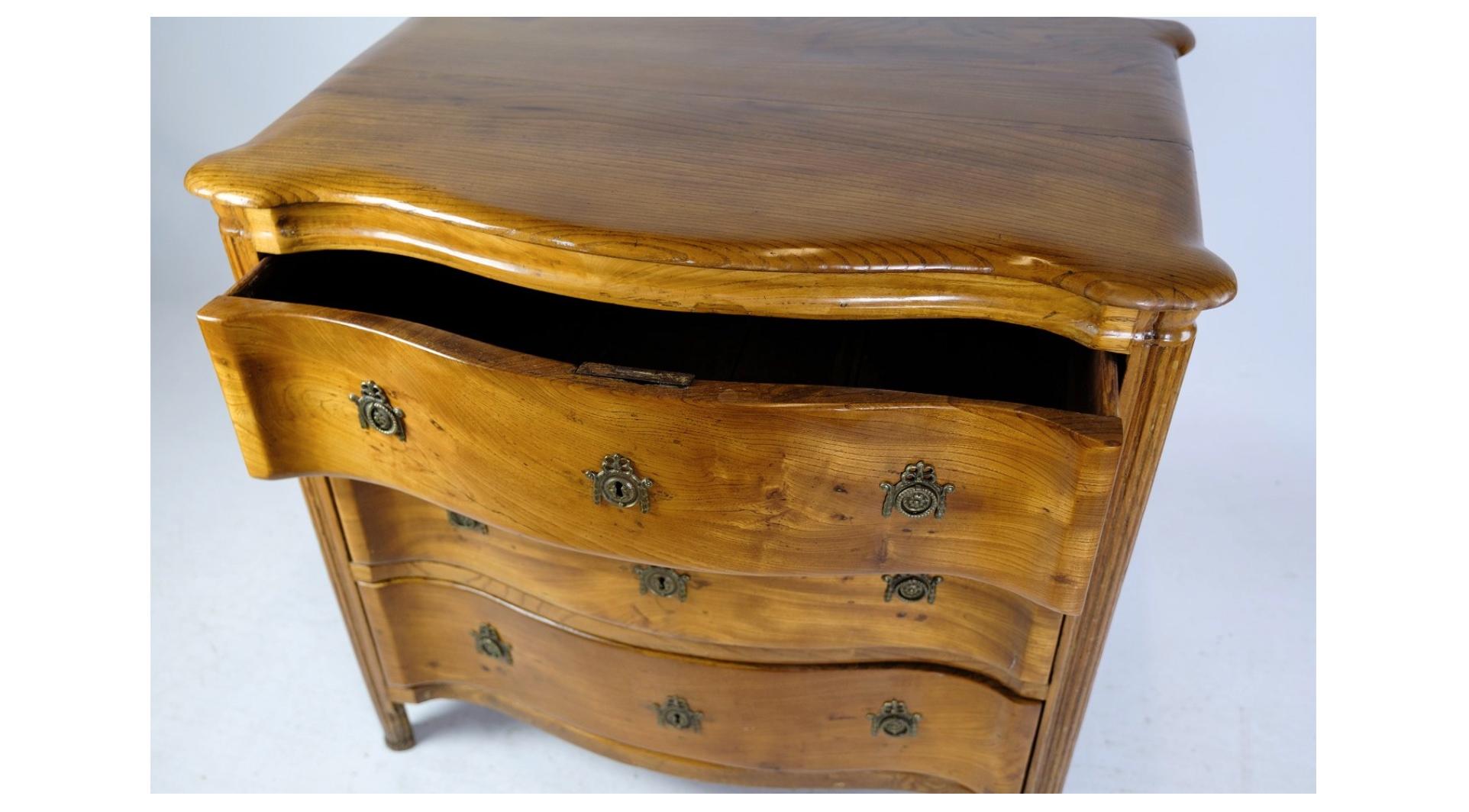 Fine Louise Seize Chest of Drawers Made In Elm Wood from 1780s In Good Condition For Sale In Lejre, DK