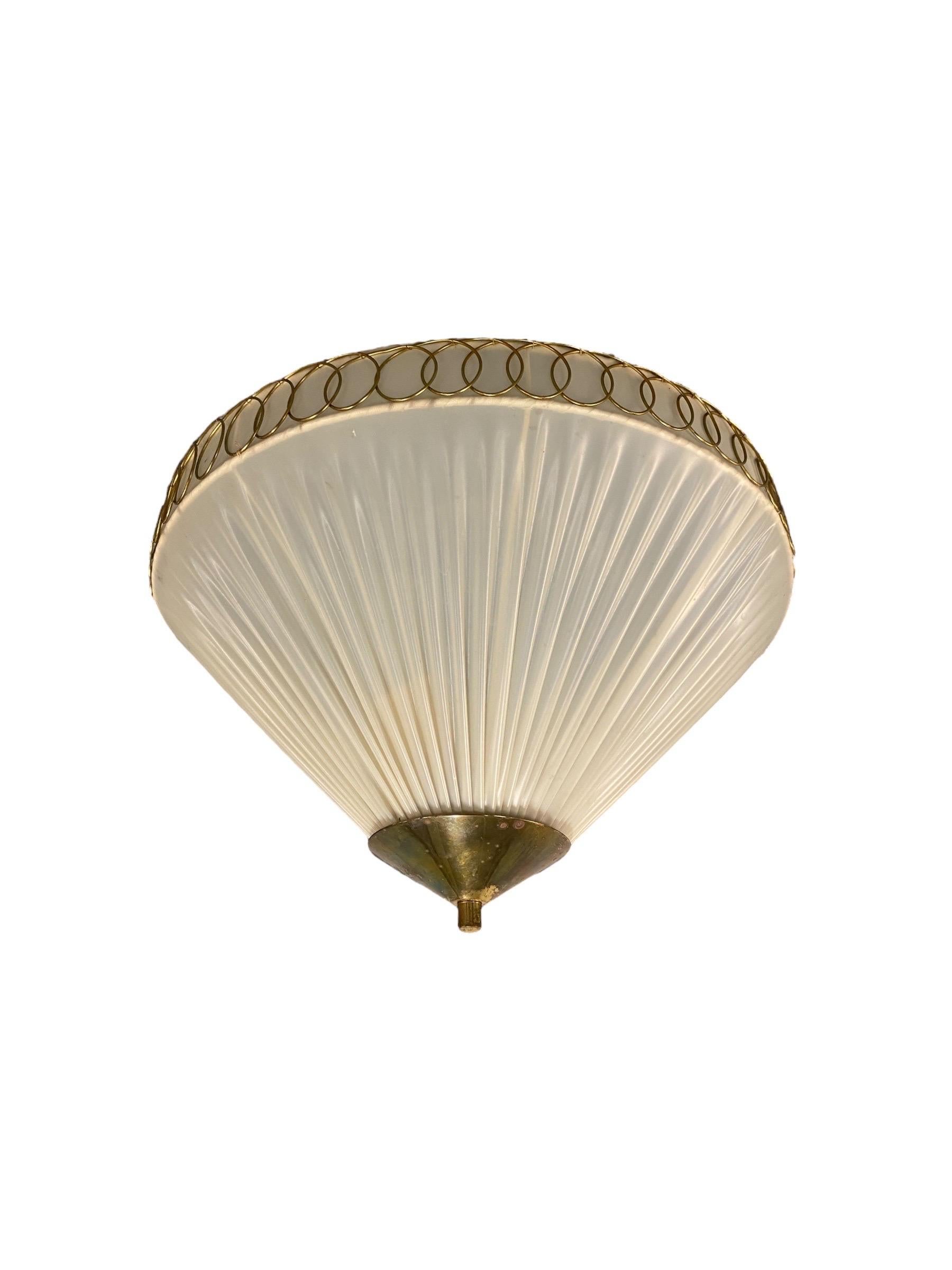 Un modello 1241 da incasso dal design finlandese, prodotto da Valinte in Finlandia negli anni Cinquanta. Le lampade da soffitto vintage come questa sono state prodotte da diverse aziende negli anni '50 in Finlandia. Valinte, Itsu, Taito, Idman e