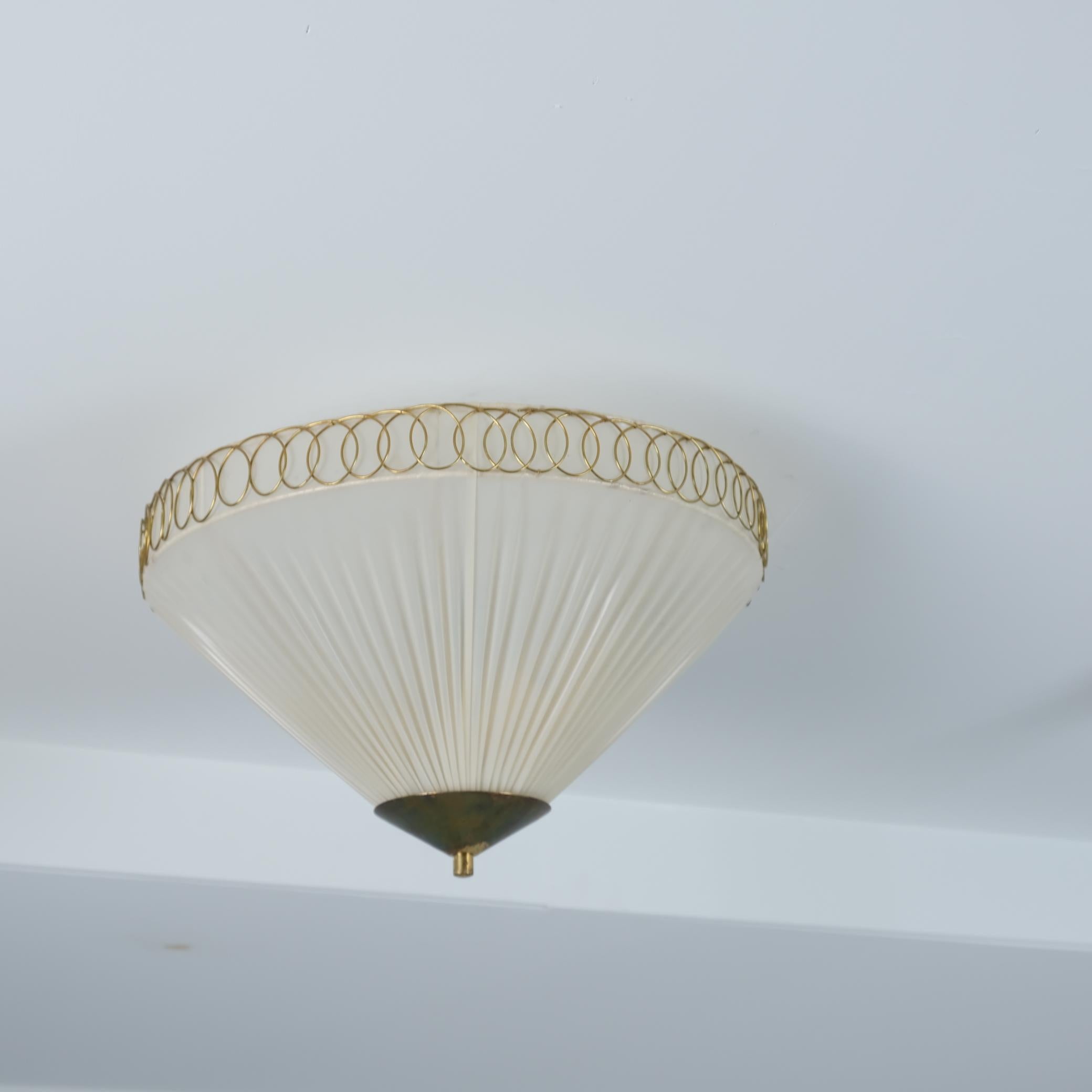 Un modello 1241 da incasso dal design finlandese, prodotto da Valinte in Finlandia negli anni Cinquanta. Le lampade da soffitto vintage come questa sono state prodotte da diverse aziende negli anni '50 in Finlandia. Valinte, Itsu, Taito, Idman e