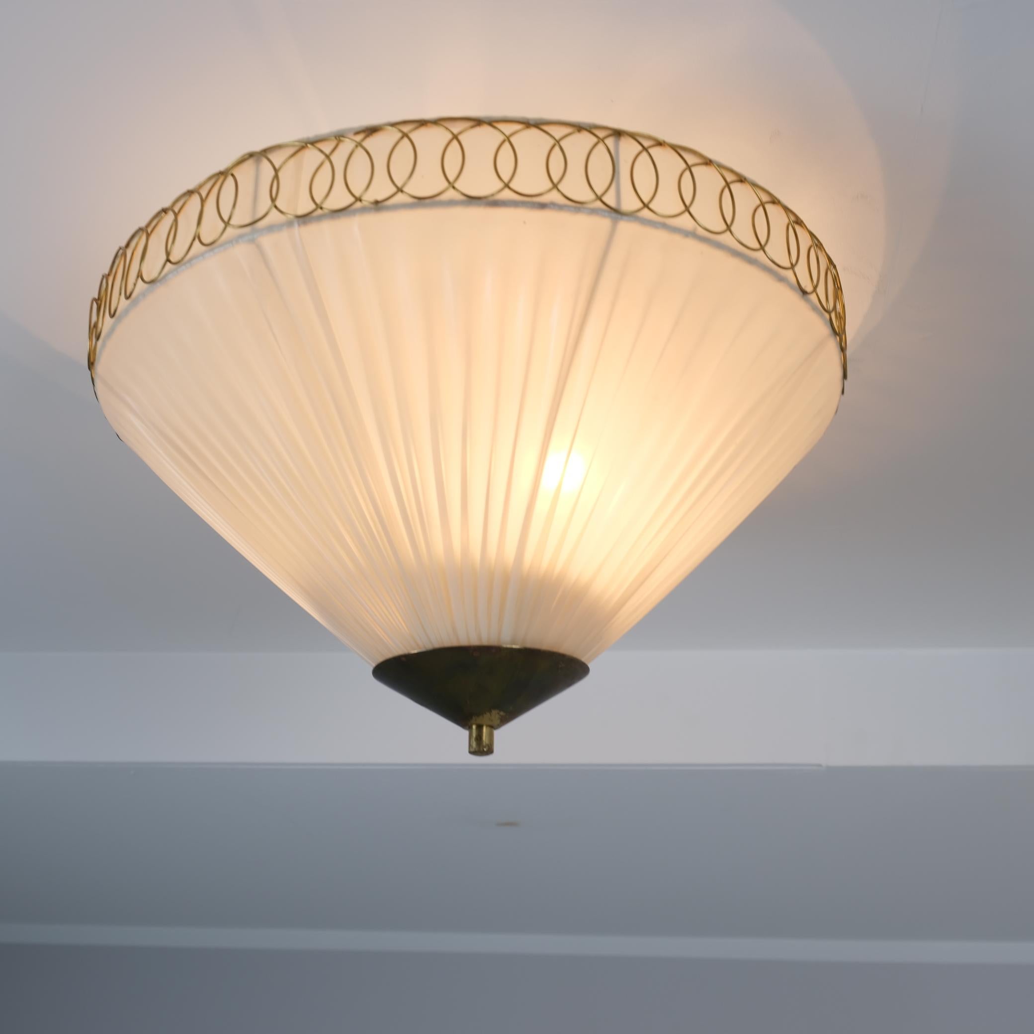 Mid-Century moderno Piccola lampada da incasso finlandese Model 1241 in ottone e tessuto sintetico, Valinte 1950 in vendita