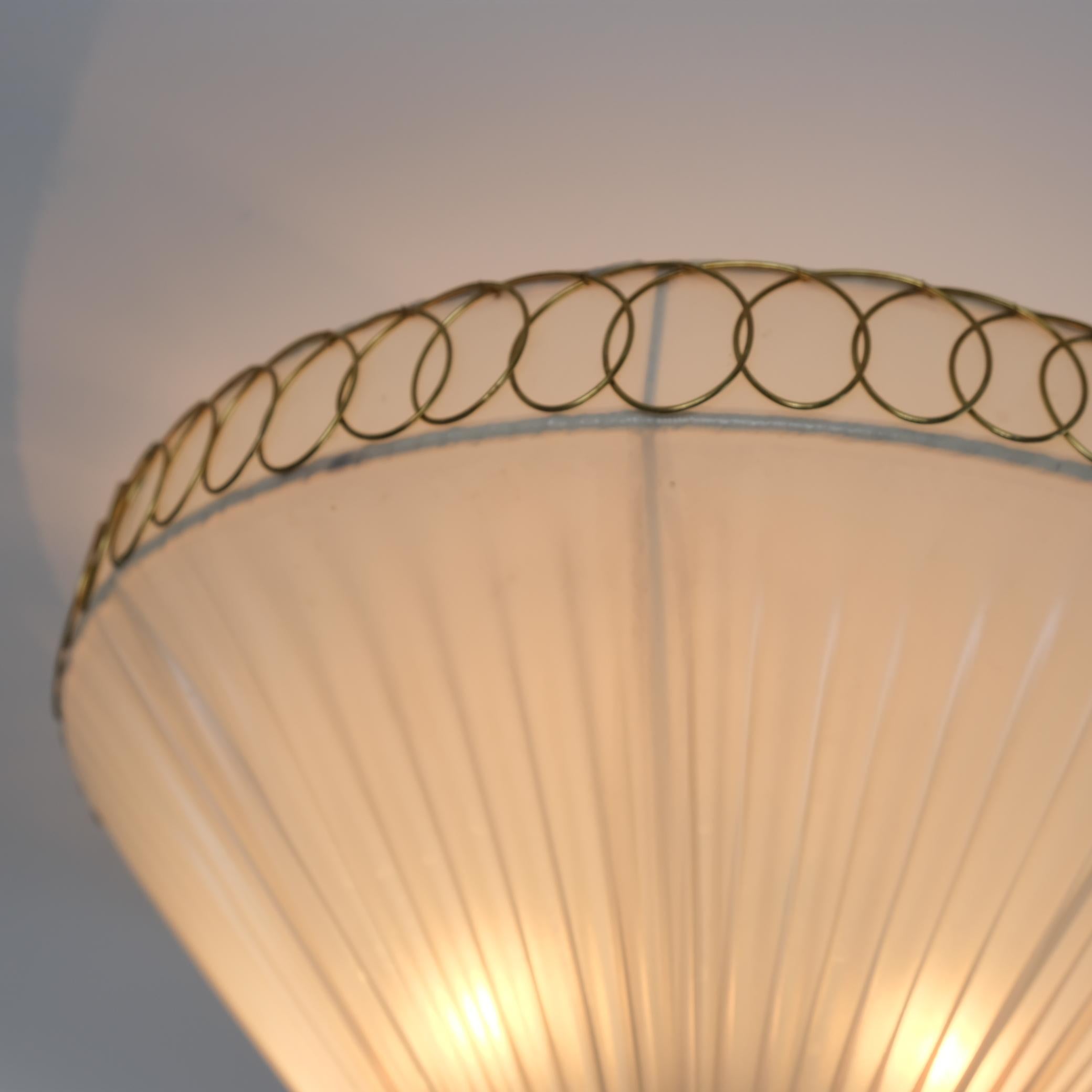Metà XX secolo Piccola lampada da incasso finlandese Model 1241 in ottone e tessuto sintetico, Valinte 1950 in vendita