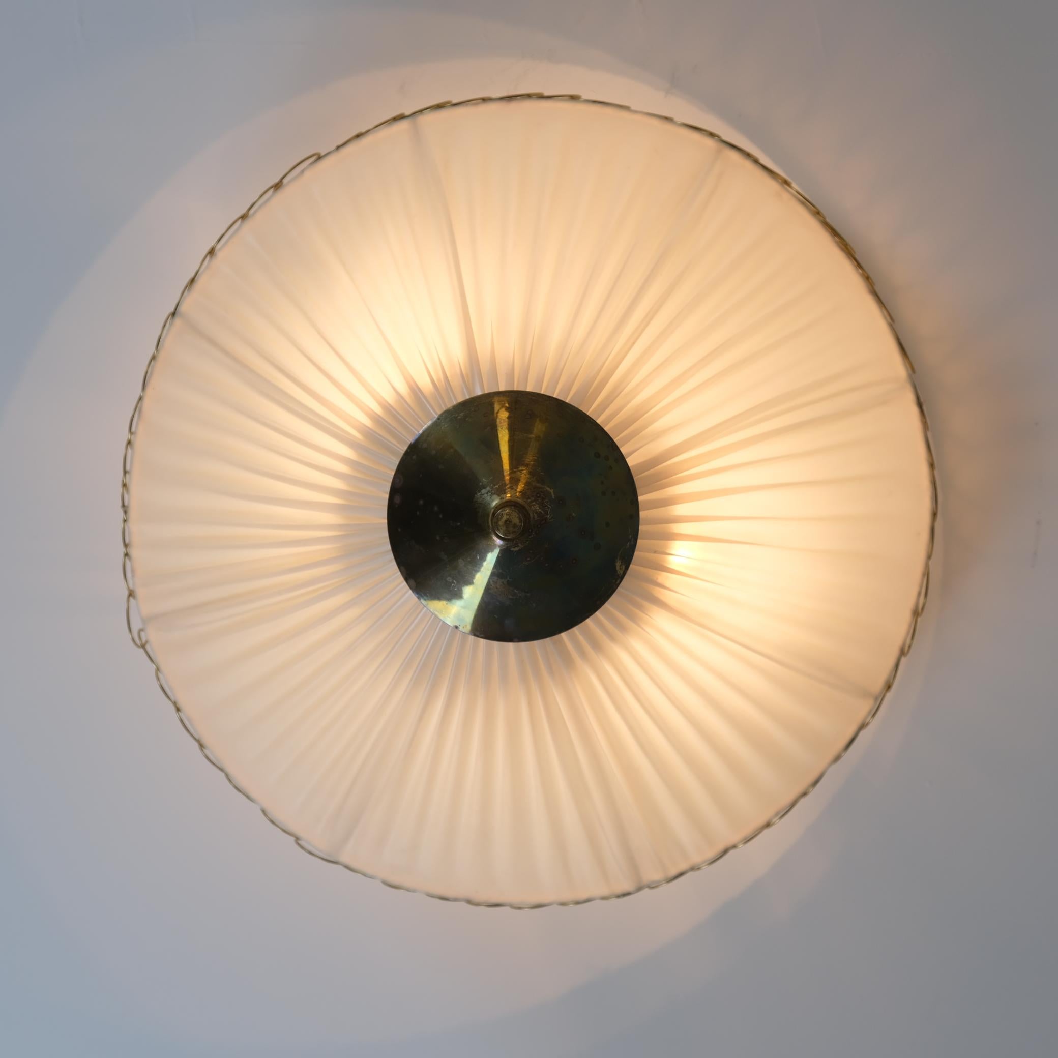 Metallo Piccola lampada da incasso finlandese Model 1241 in ottone e tessuto sintetico, Valinte 1950 in vendita