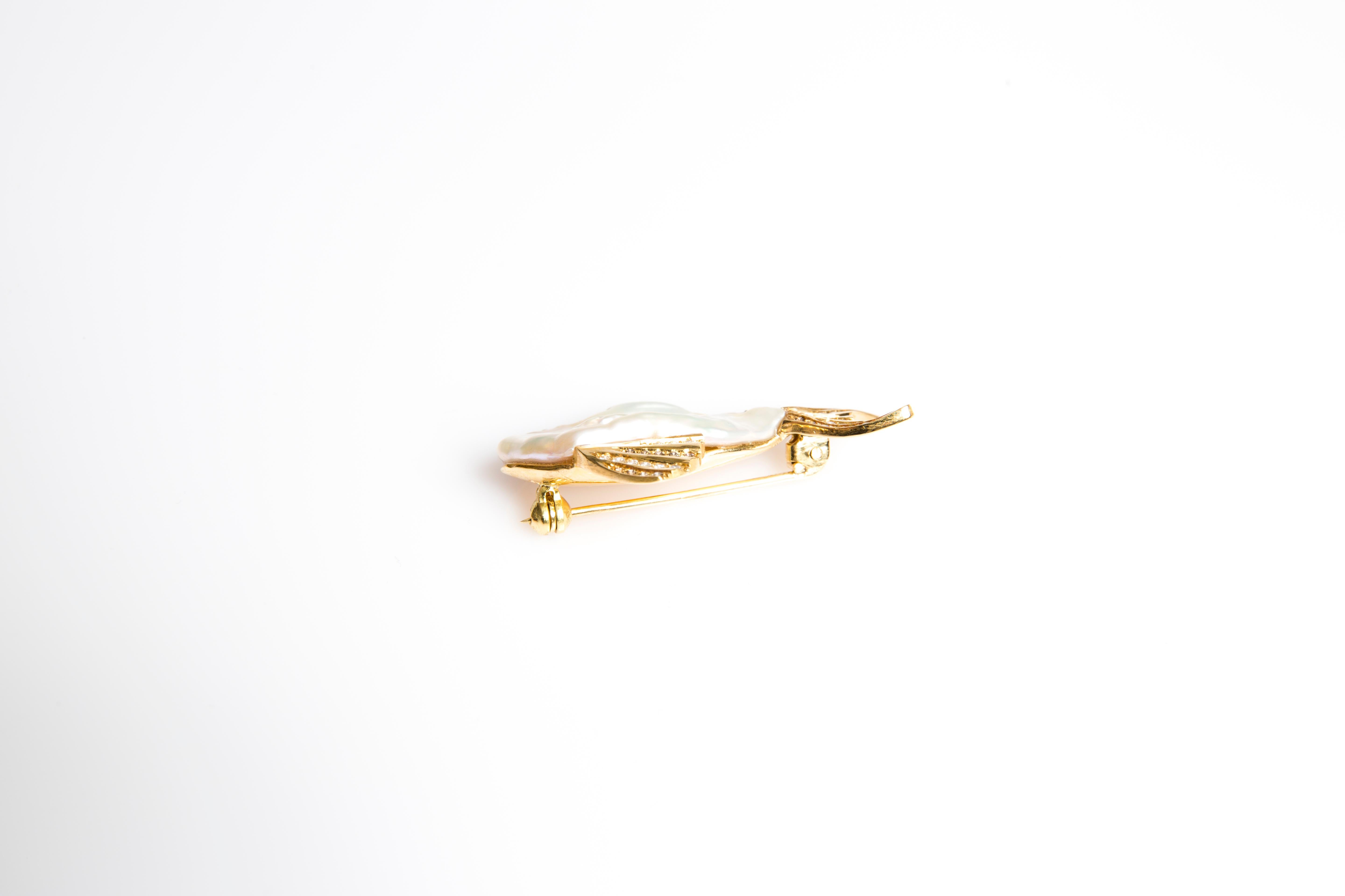 Contemporary Small Fish, Cultured Pearl, Black and White Diamonds in Yellow Gold 18K Brooch For Sale