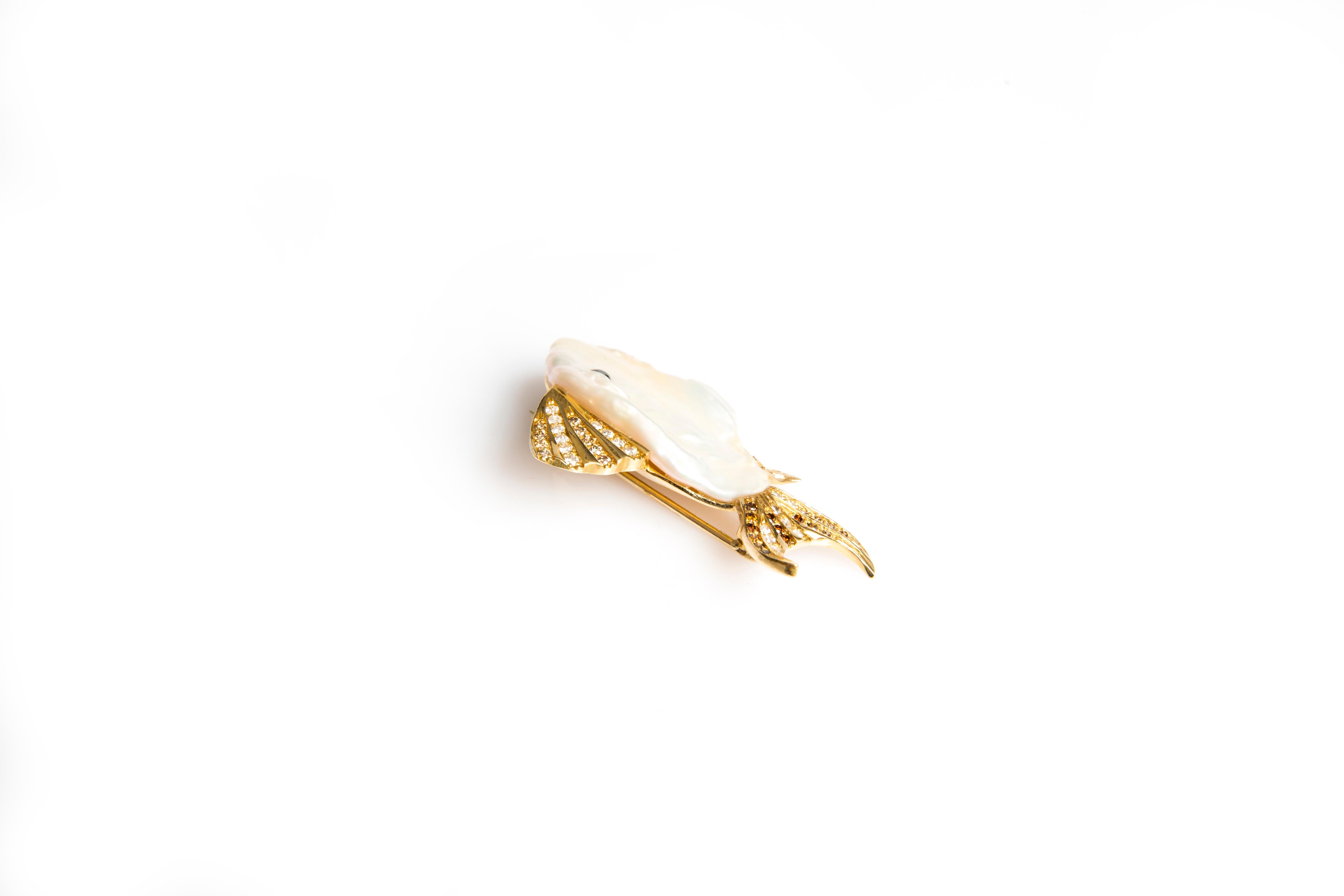 Small Fish, Cultured Pearl, Black and White Diamonds in Yellow Gold 18K Brooch In New Condition For Sale In Wiesbaden, DE