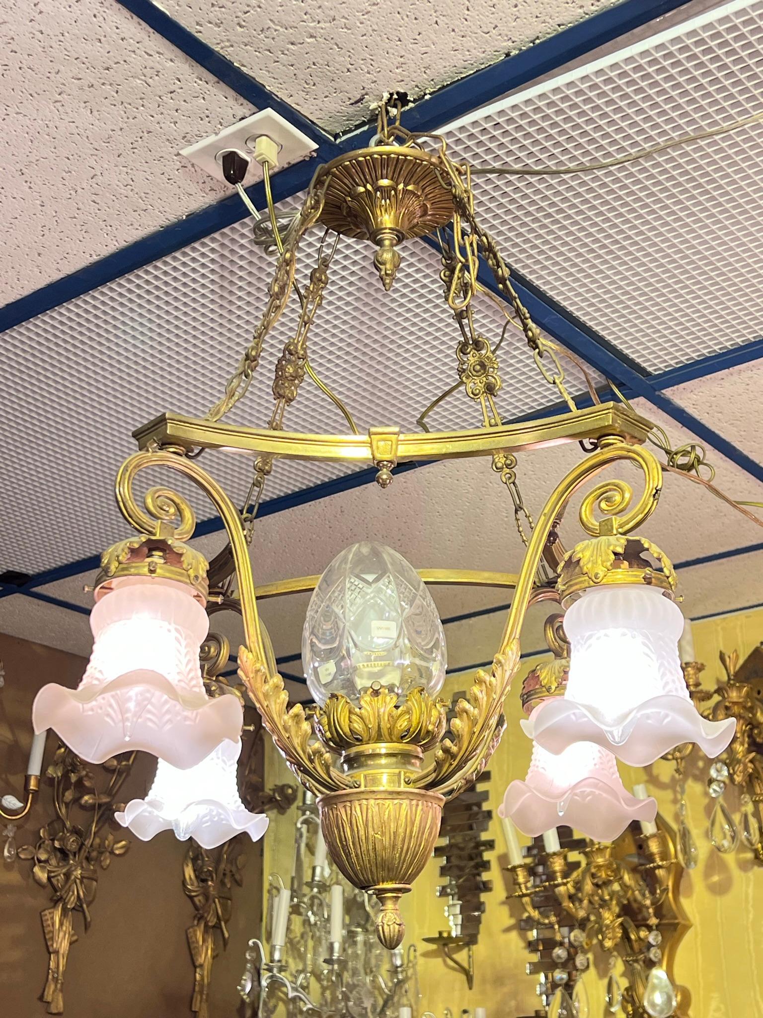 20ième siècle Lustre ancien à cinq lumières de style Louis XV en bronze doré en vente