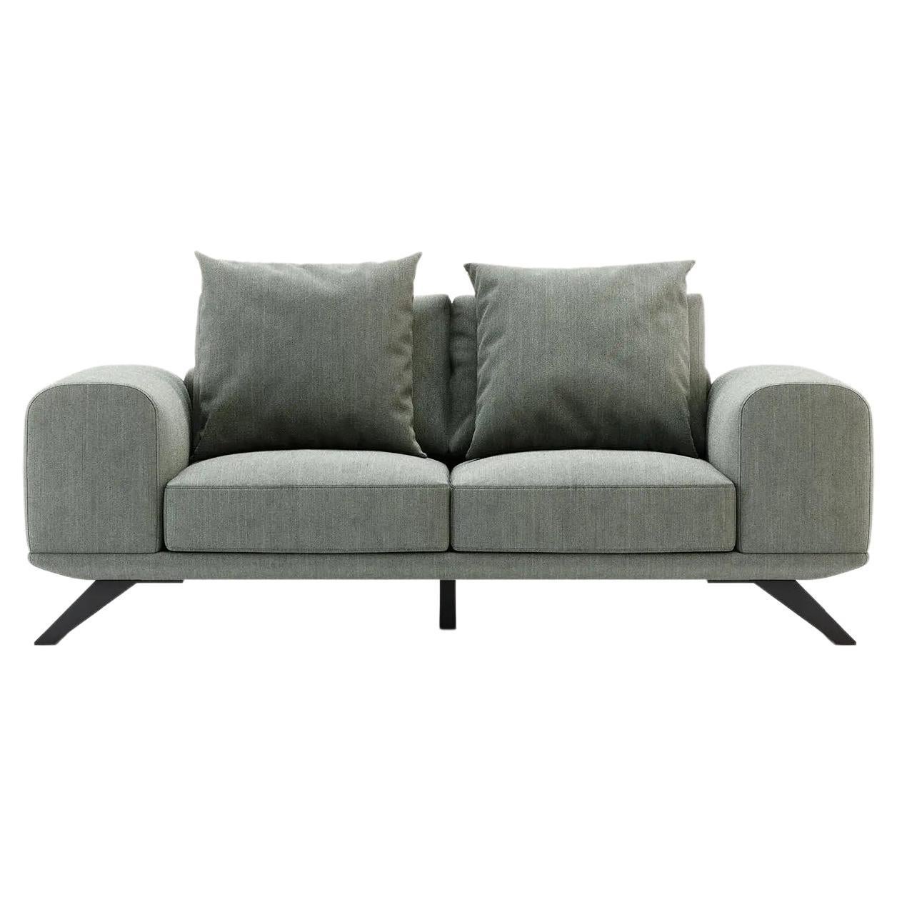 Dieses Sofa hat ein kosmopolitisches Design, das die Botschaft von Bewegung und modernem Fluss vermittelt. Ein Samtsofa mit Stahlbeinen, das sich stolz in die Mitte eines Wohnzimmers stellt. Dieses Sofa in einem einzigartigen zeitgenössischen Stil