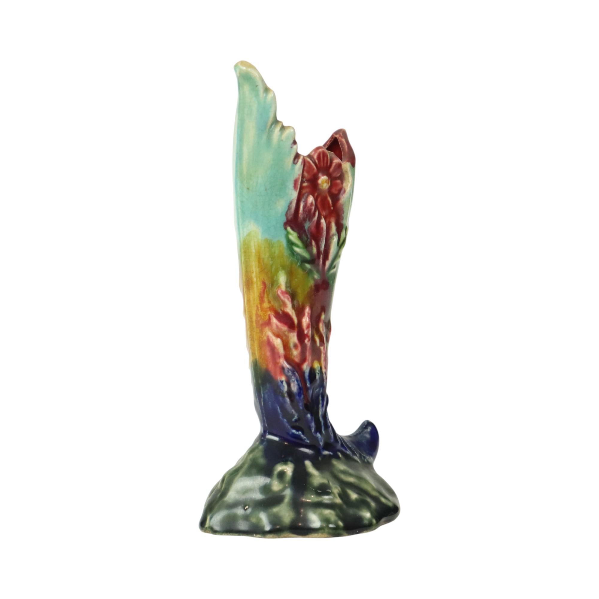 Kleine florale Vase in Form eines Horns aus der Zeit des Jugendstils, polychromes Majolika-Steingut mit Craquelé, Ende 19. bis Anfang 20.

Ein typisches Objekt des Jugendstils, das die Bewunderung für die anmutigen und fließenden organischen Formen,