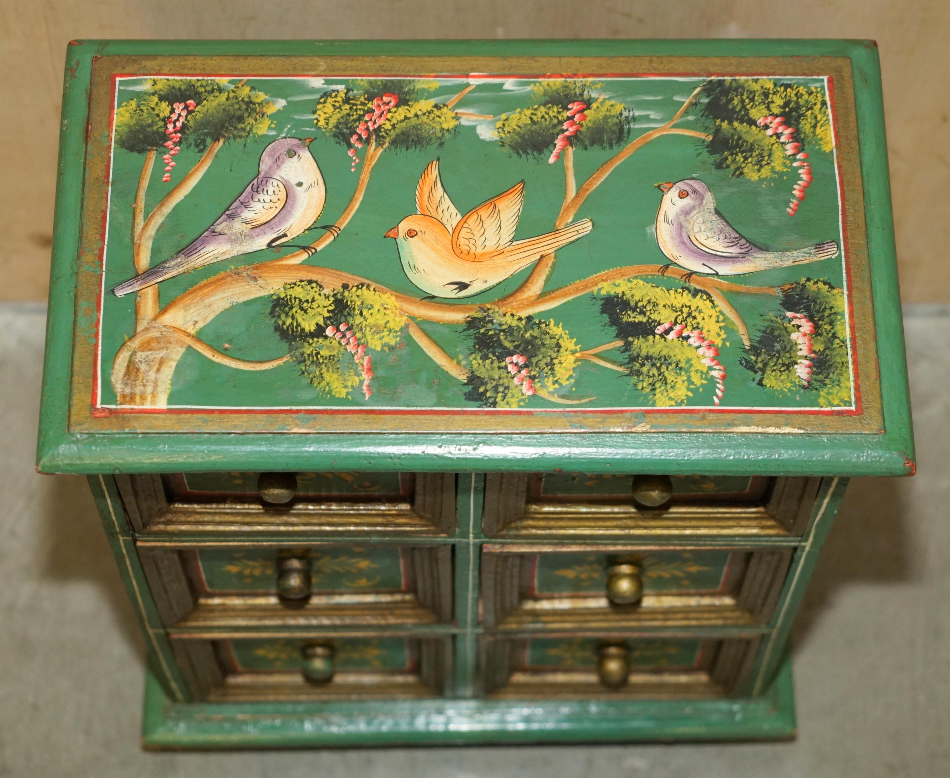SMALL FLORAL & BIRD HAND PAINTED GREEN SIDE END LAMP WINE TABLE CHEST OF DRAWERs For Sale 5
