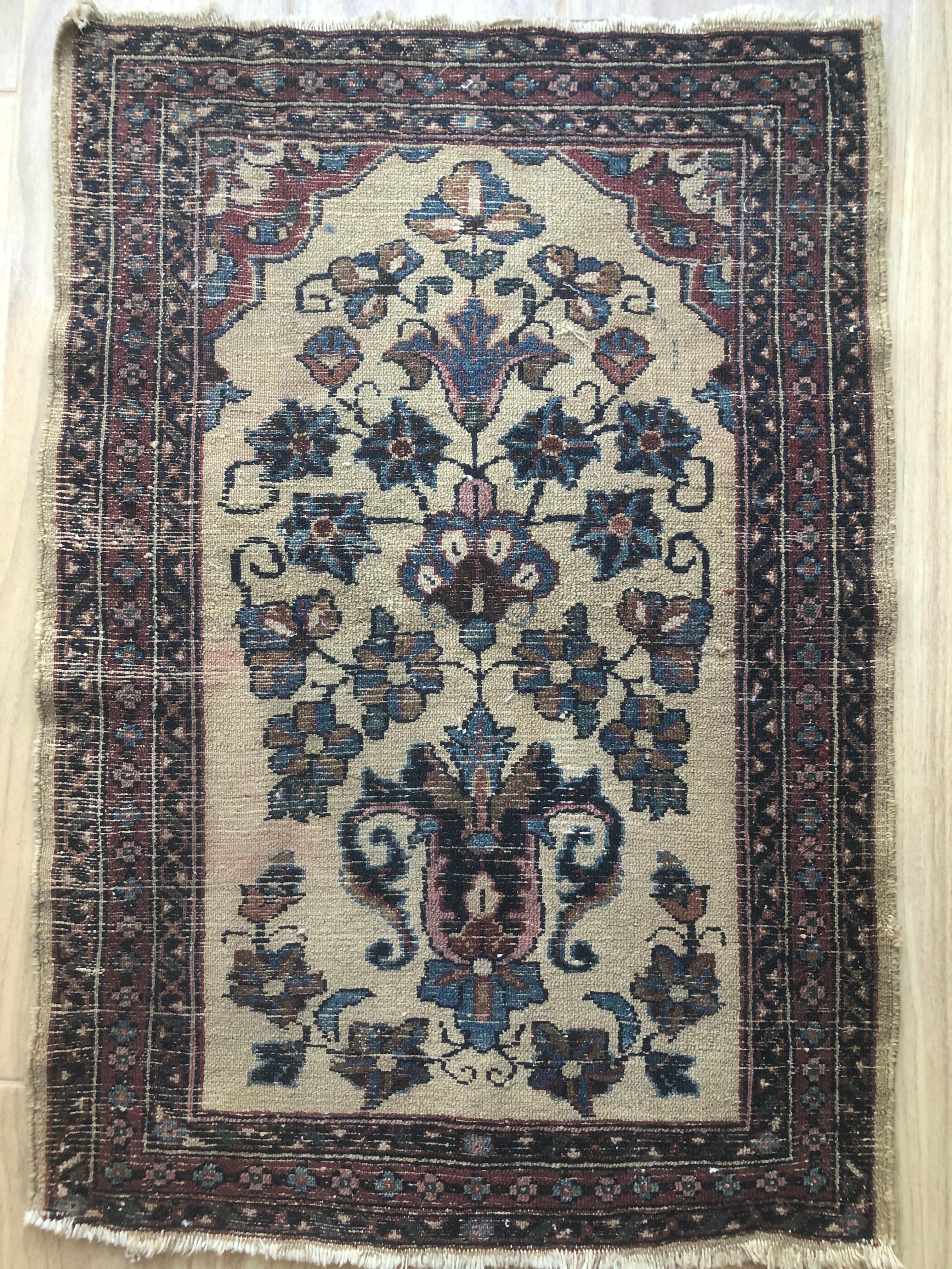Small Floral Persian Rug Fine Wool For Sale 7