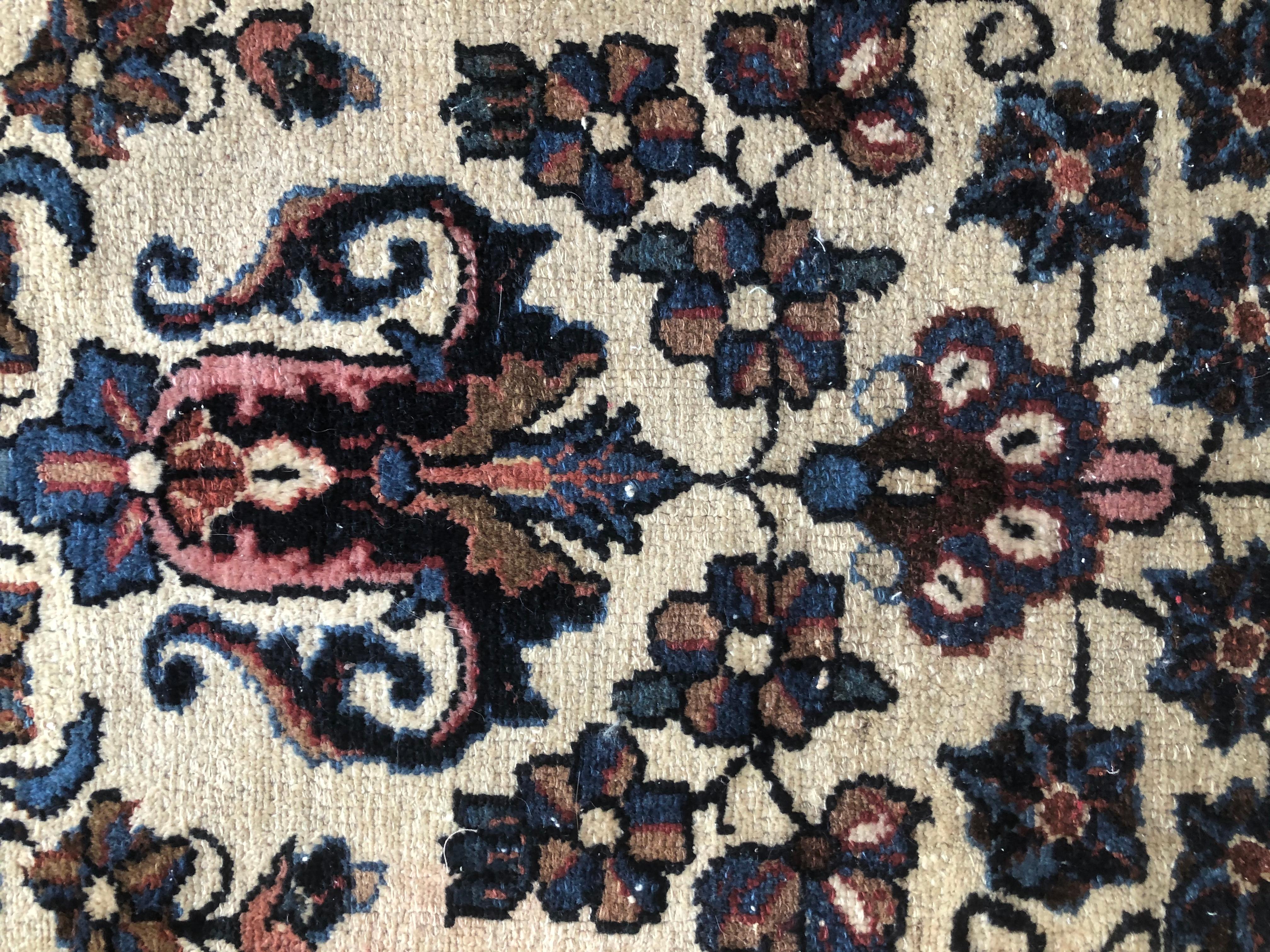 Small Floral Persian Rug Fine Wool In Good Condition For Sale In Delray Beach, FL