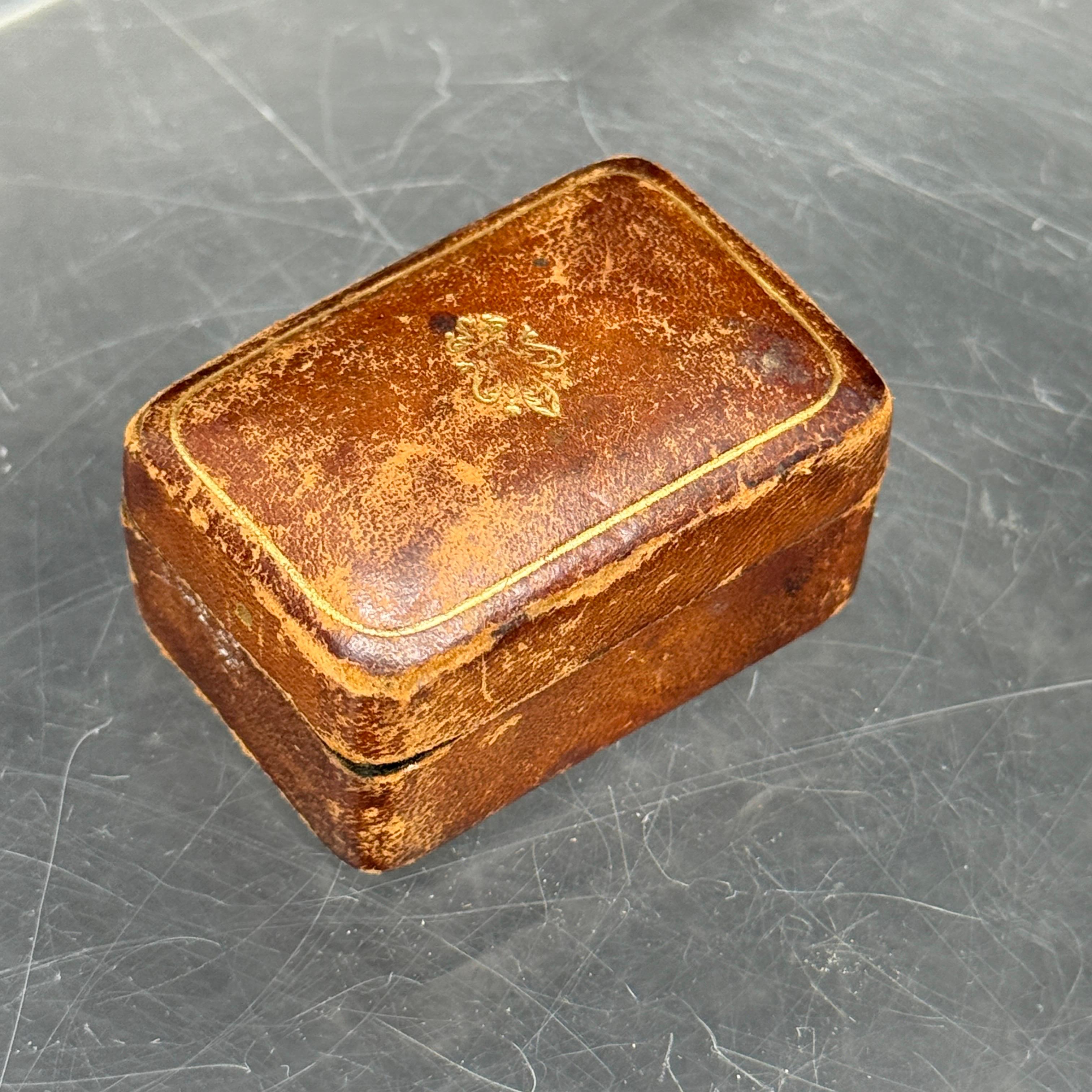 Piccola scatola per anelli in pelle di metà secolo Florentine con decorazione Fleur-de-Lis in vendita 2
