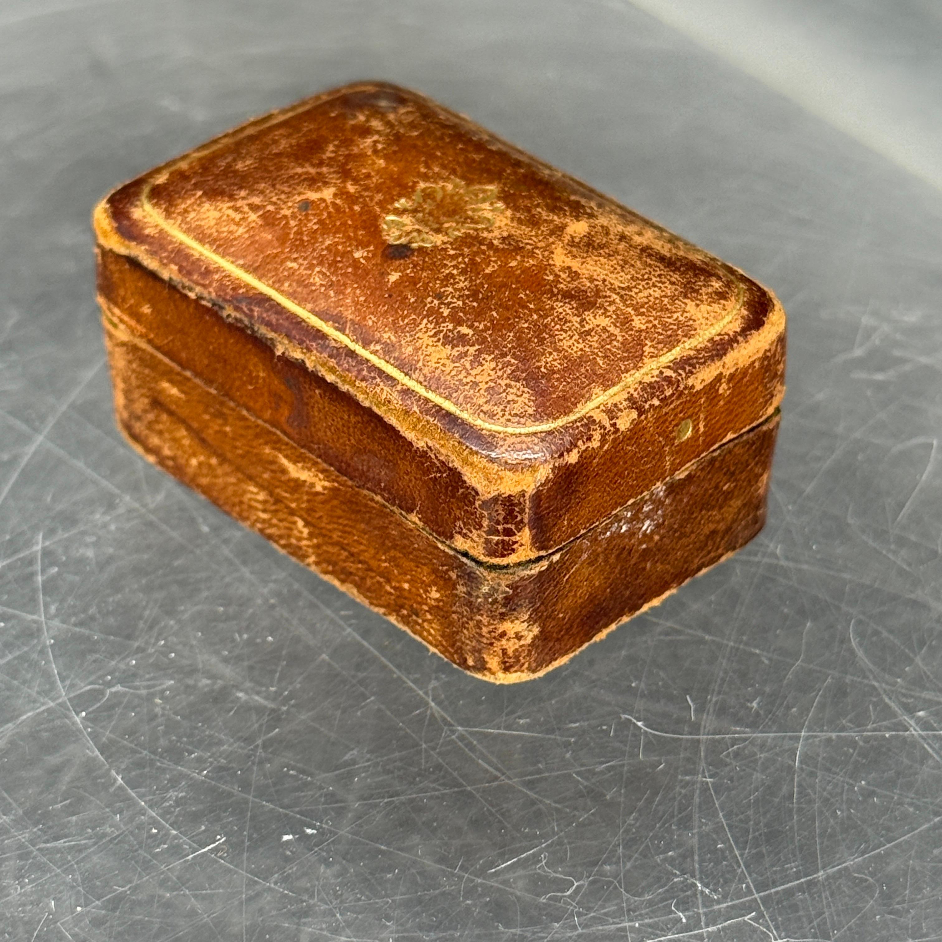 Piccola scatola per anelli in pelle di metà secolo Florentine con decorazione Fleur-de-Lis in vendita 3