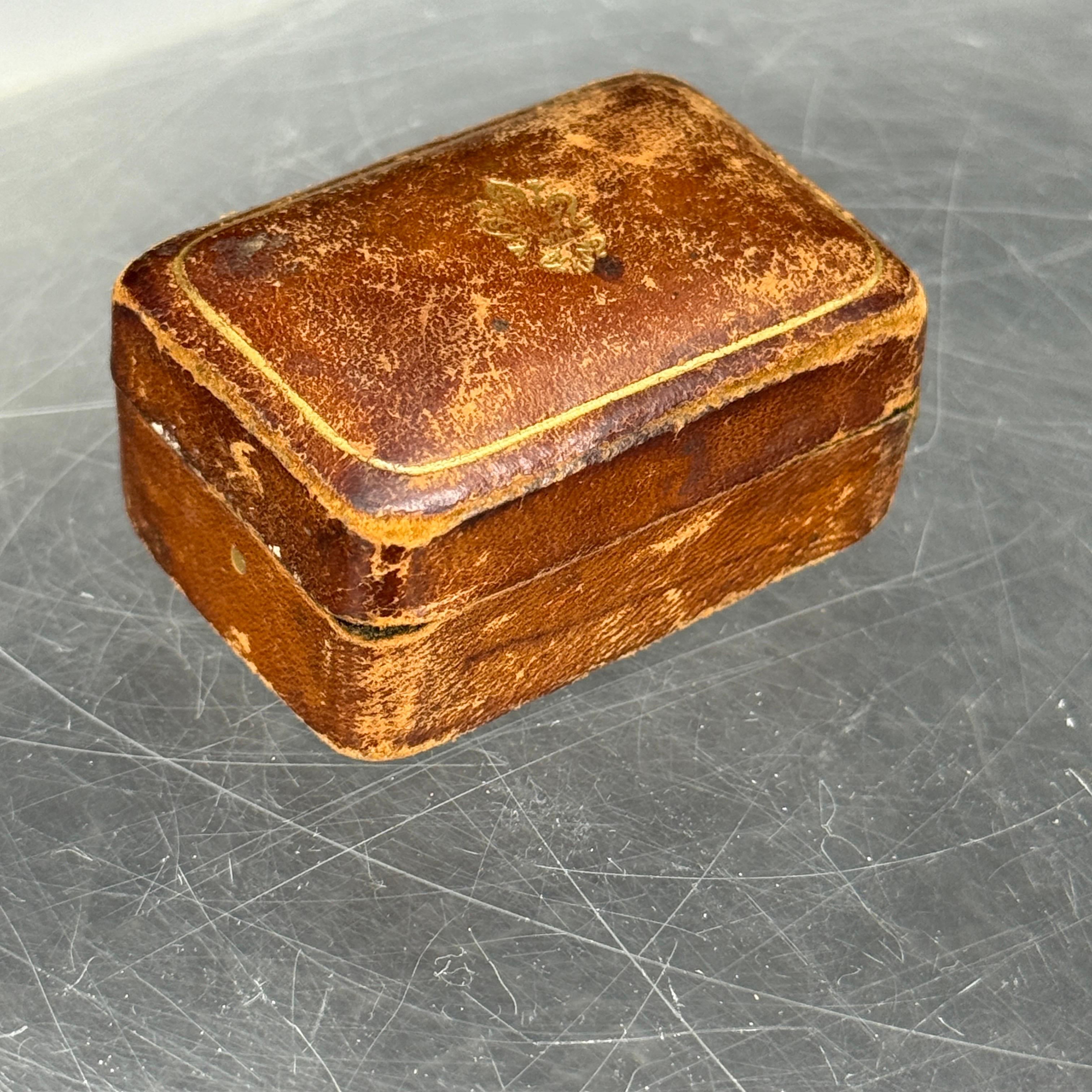Piccola scatola per anelli in pelle di metà secolo Florentine con decorazione Fleur-de-Lis in vendita 4
