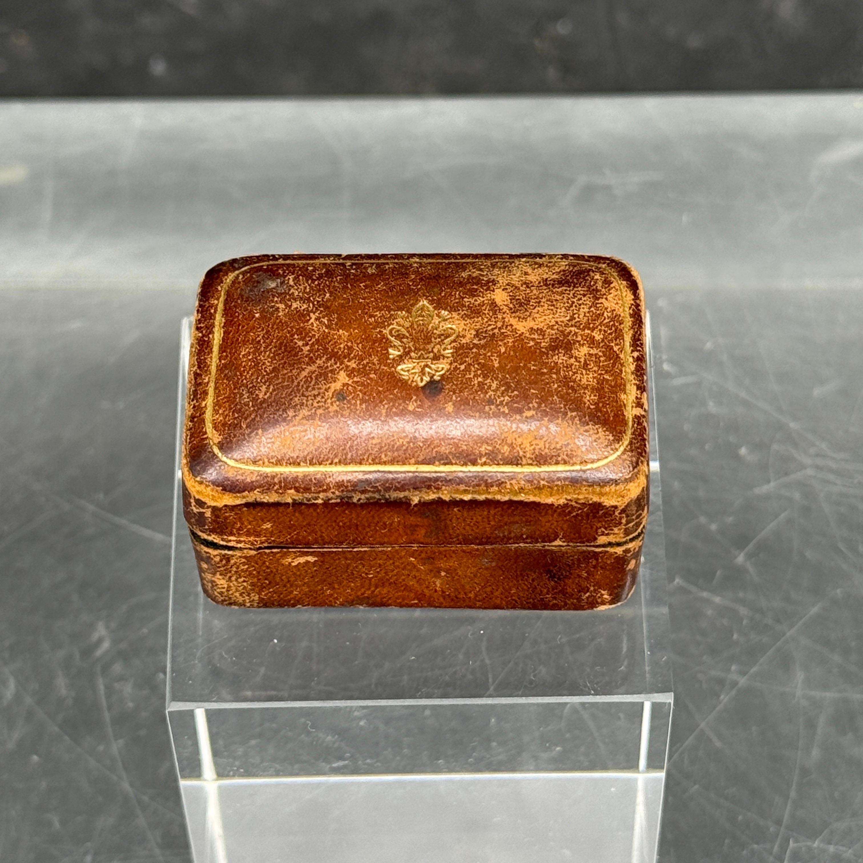 Piccola scatola per anelli in pelle di metà secolo Florentine con decorazione Fleur-de-Lis in vendita 6