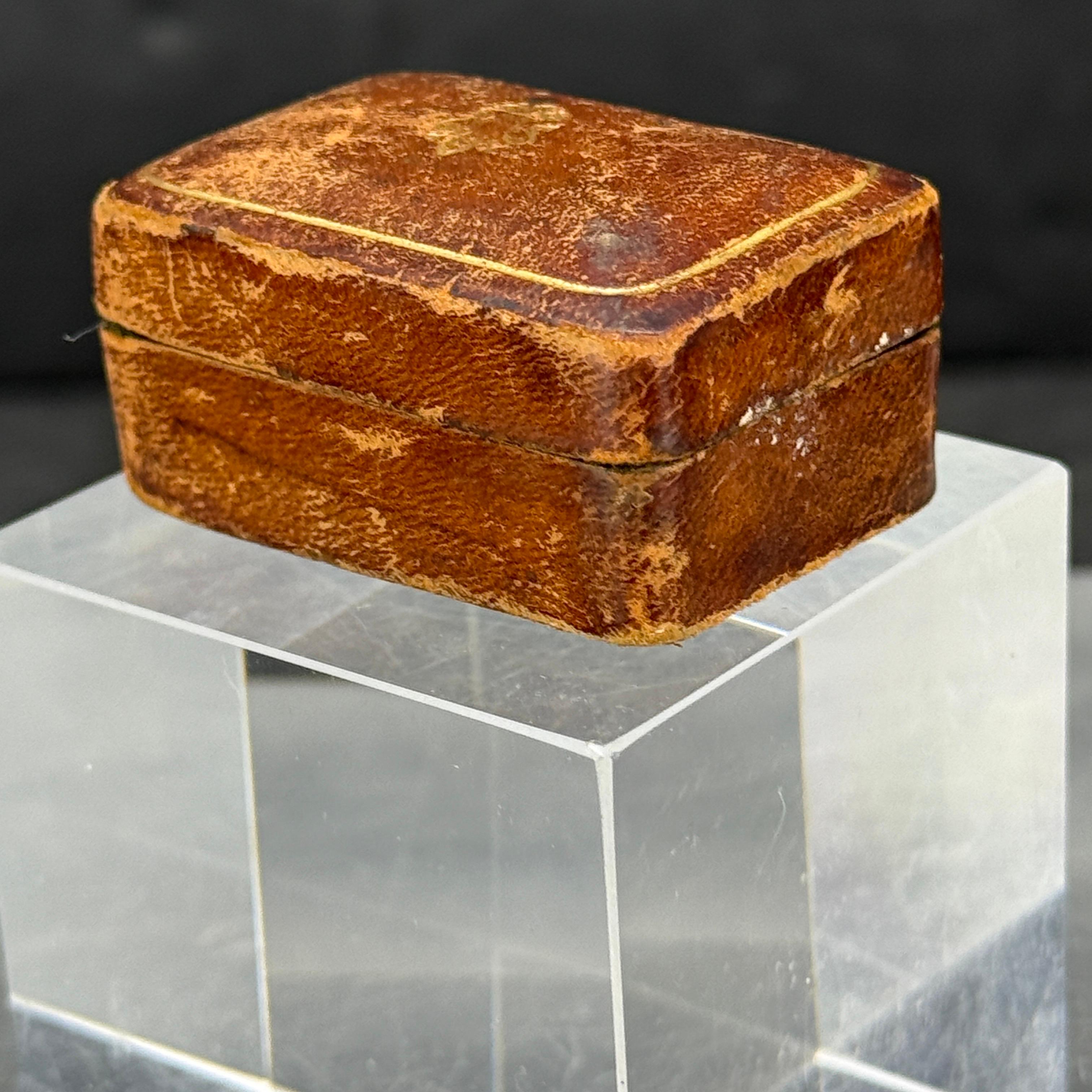 Very charming Mid-Century small rectangular Italian hand crafted box in leather and gold embossed with fleur-de-lis decoration. This tiny box can be used to store your favorite pieces of jewelry such as a a ring or two. Stamped Genuine Leather Made