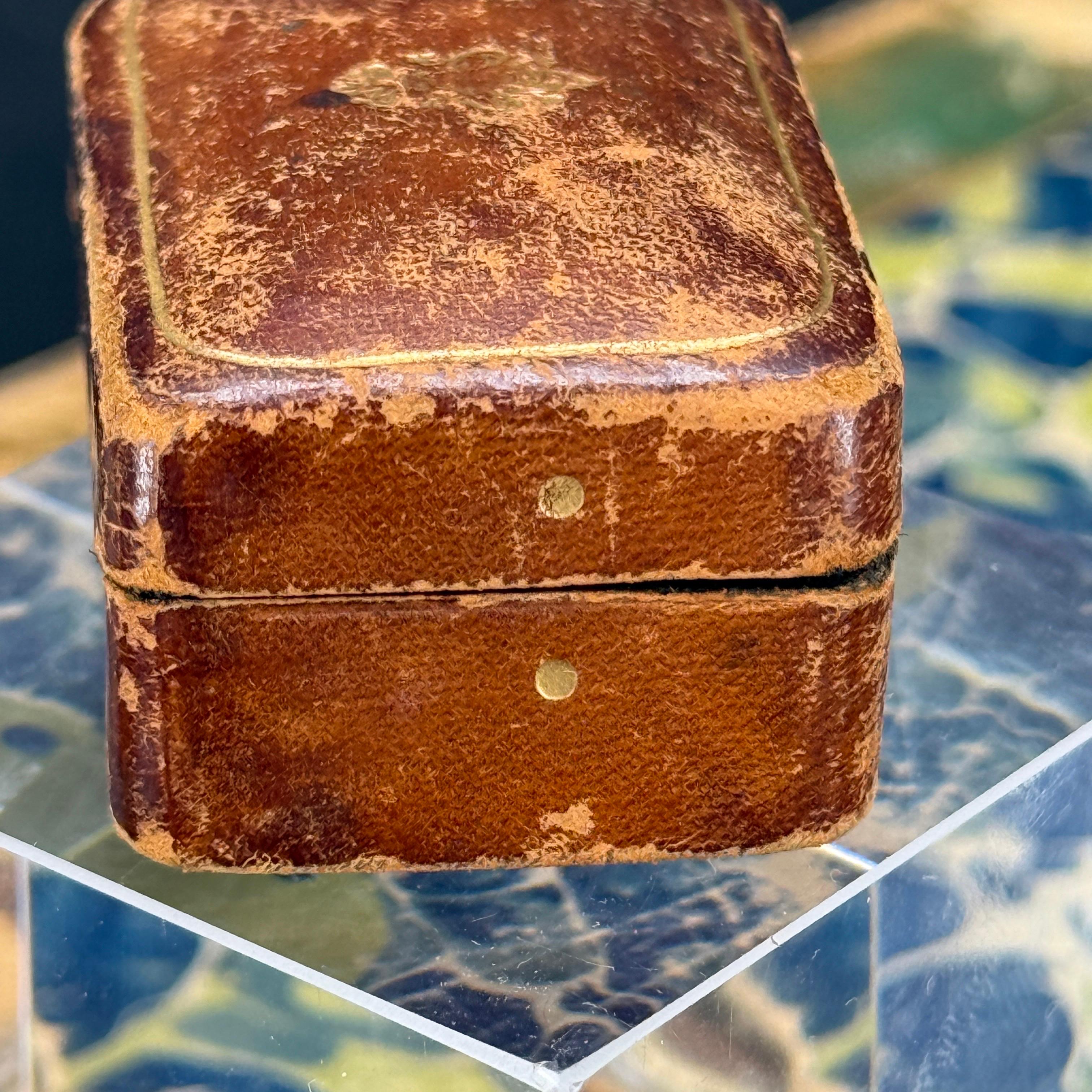 Italiano Piccola scatola per anelli in pelle di metà secolo Florentine con decorazione Fleur-de-Lis in vendita