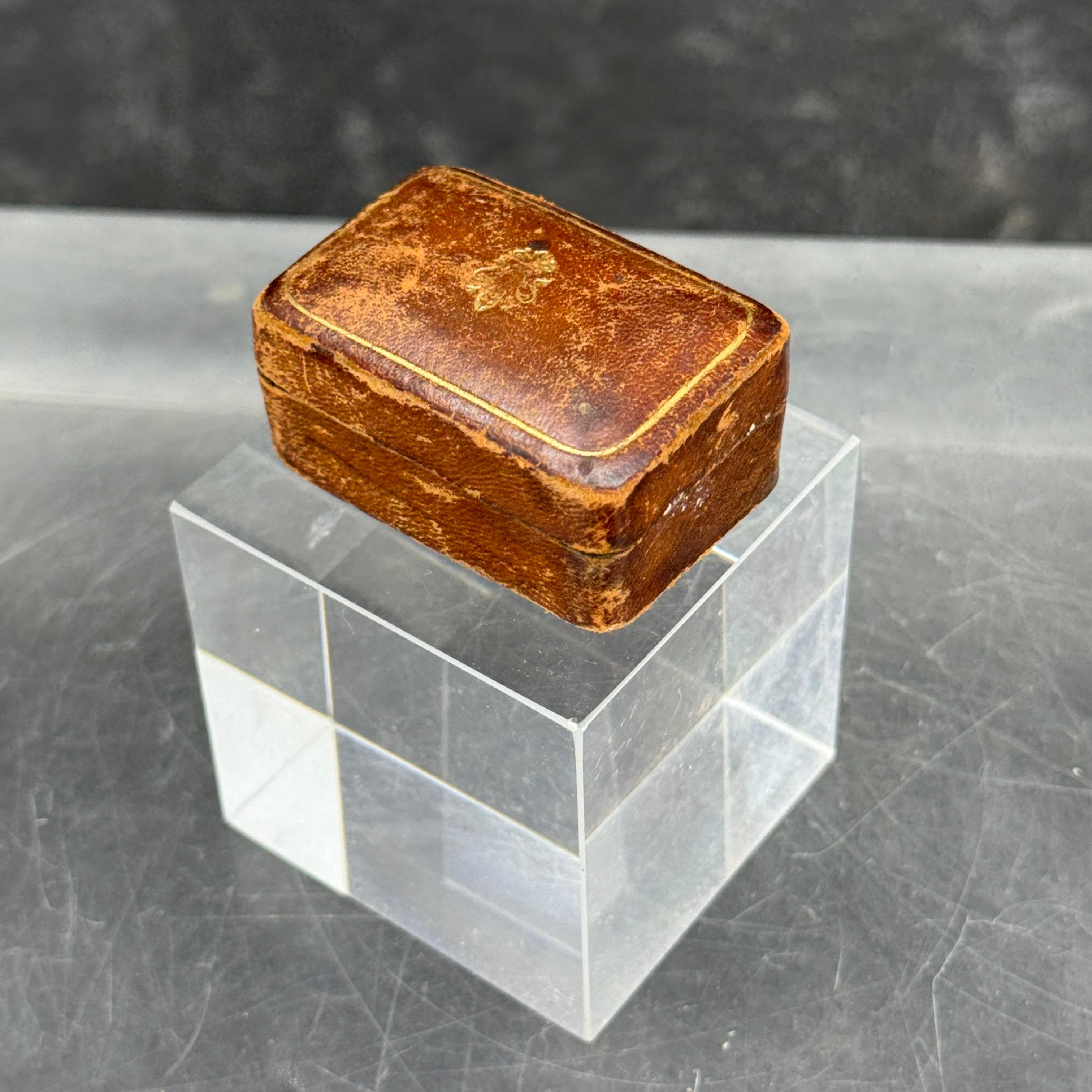 Goffrato Piccola scatola per anelli in pelle di metà secolo Florentine con decorazione Fleur-de-Lis in vendita