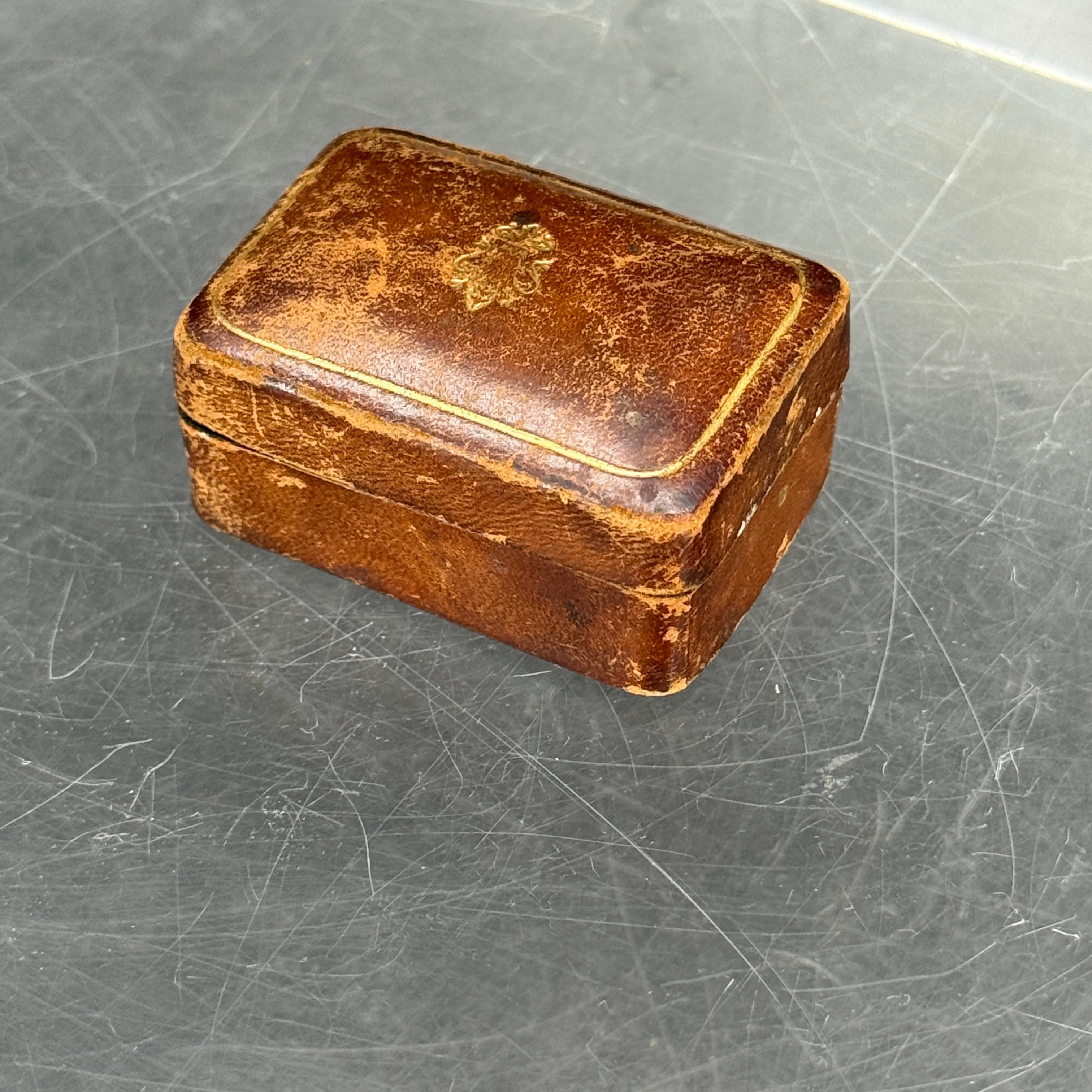 Piccola scatola per anelli in pelle di metà secolo Florentine con decorazione Fleur-de-Lis in vendita 1