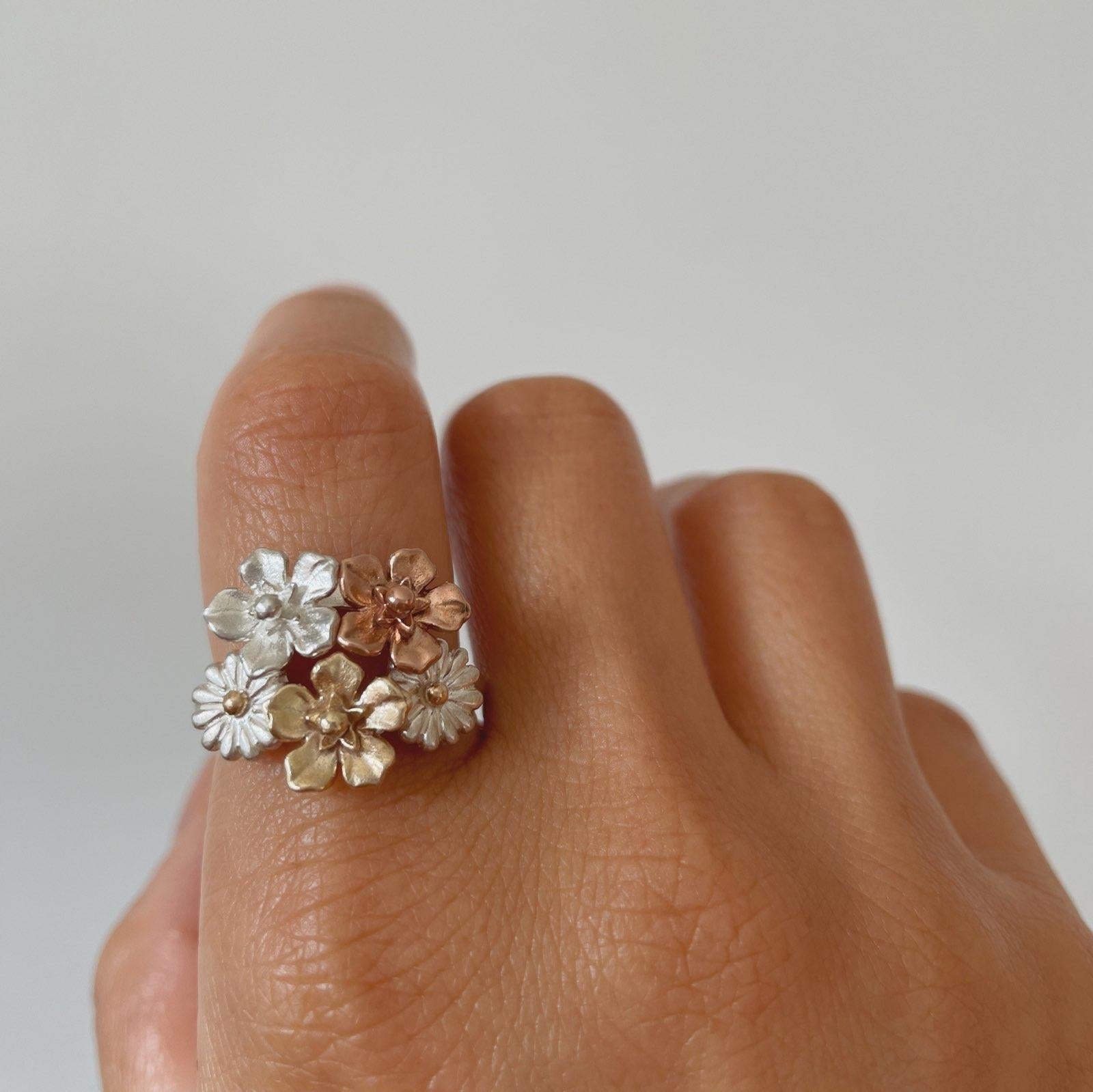 Im Angebot: Blumenstrauß-Ring/ 9CT Gold und Silber () 3