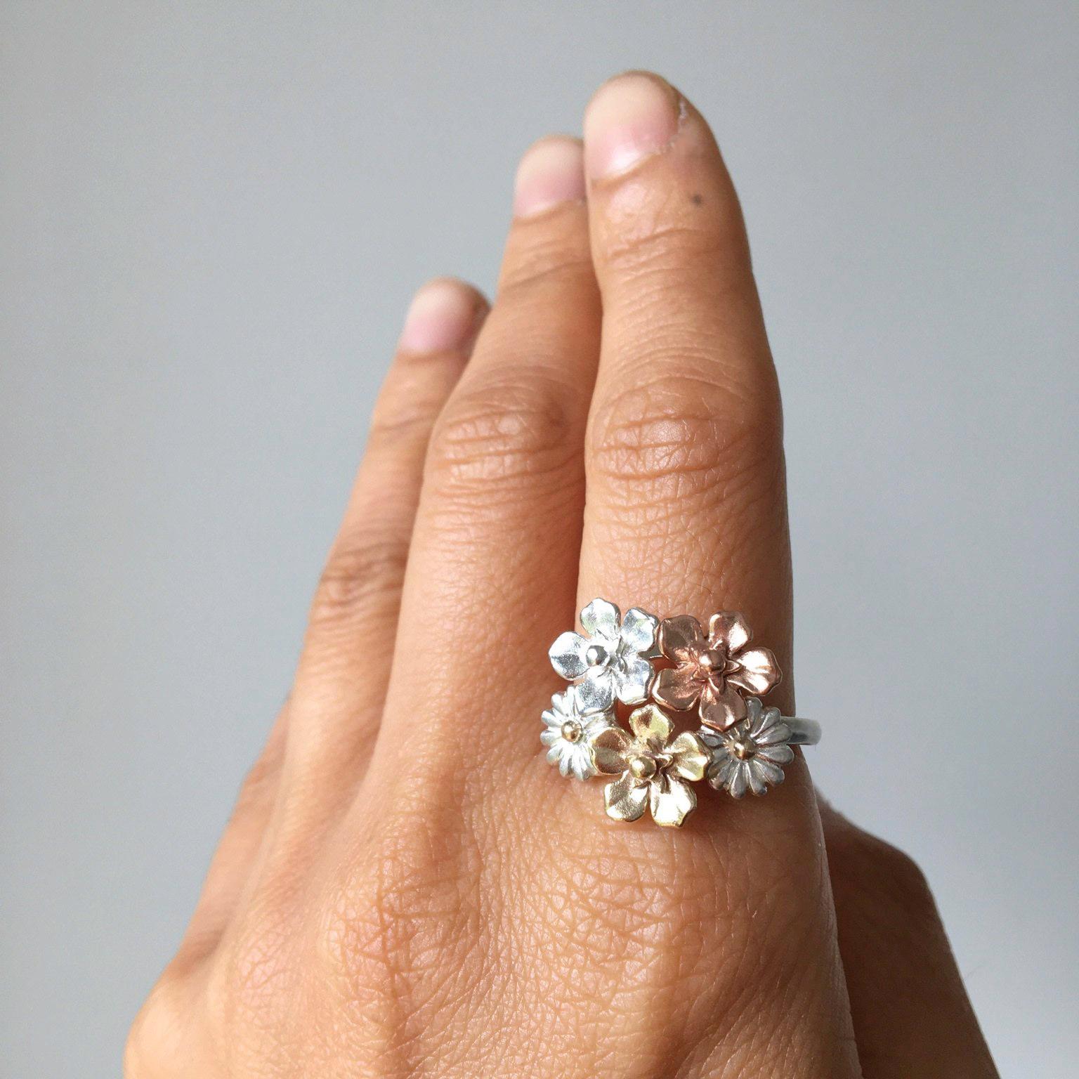 Im Angebot: Blumenstrauß-Ring/ 9CT Gold und Silber () 4