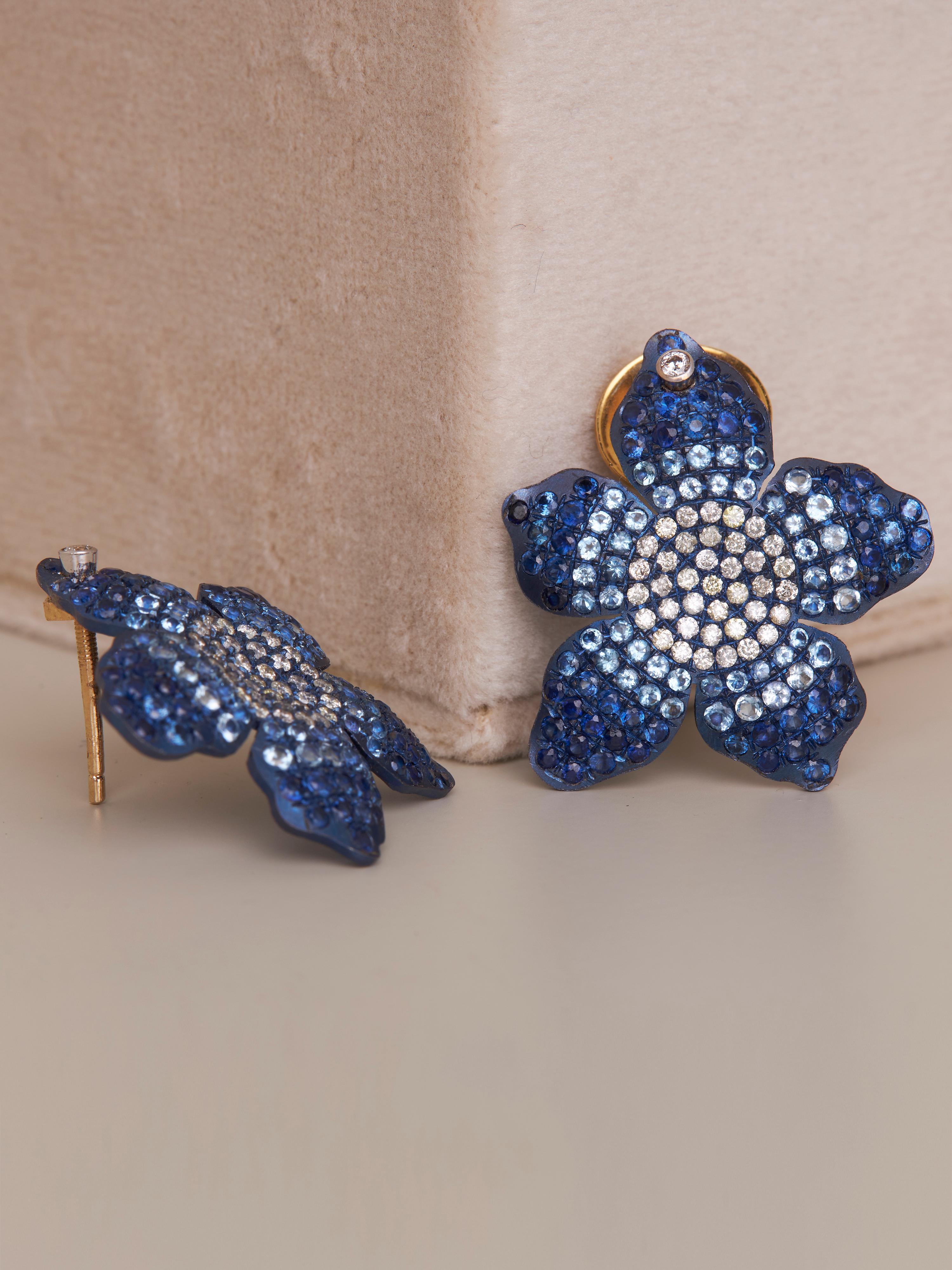 Contemporaneo Orecchini a fiore piccolo - Oro 18kt, titanio, diamanti, zaffiri blu e acquamarina in vendita