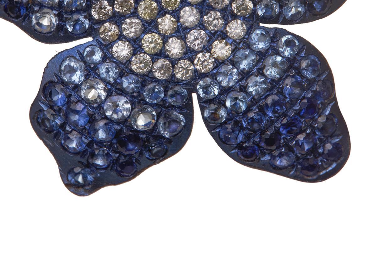 Taglio rotondo Orecchini a fiore piccolo - Oro 18kt, titanio, diamanti, zaffiri blu e acquamarina in vendita
