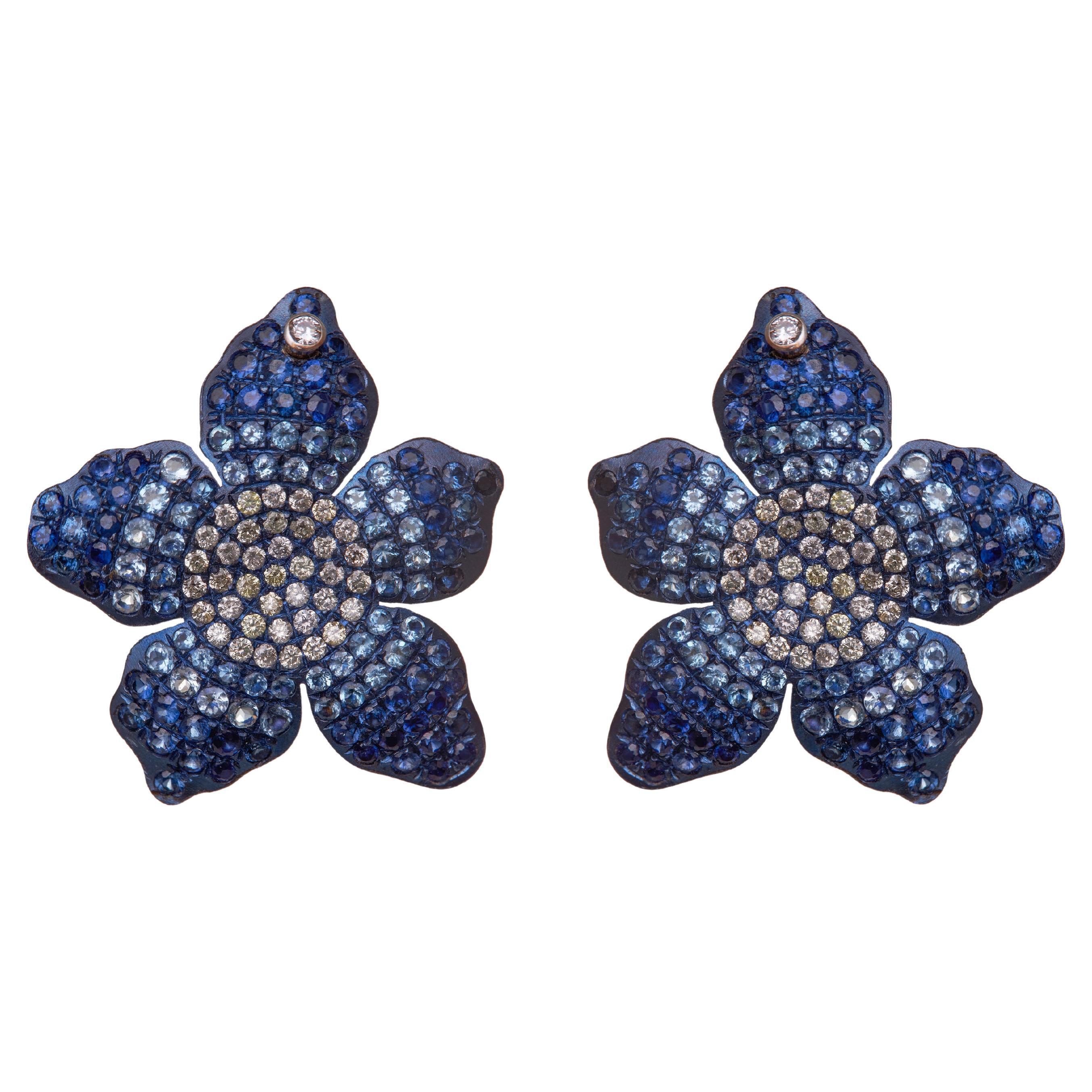 Orecchini a fiore piccolo - Oro 18kt, titanio, diamanti, zaffiri blu e acquamarina in vendita