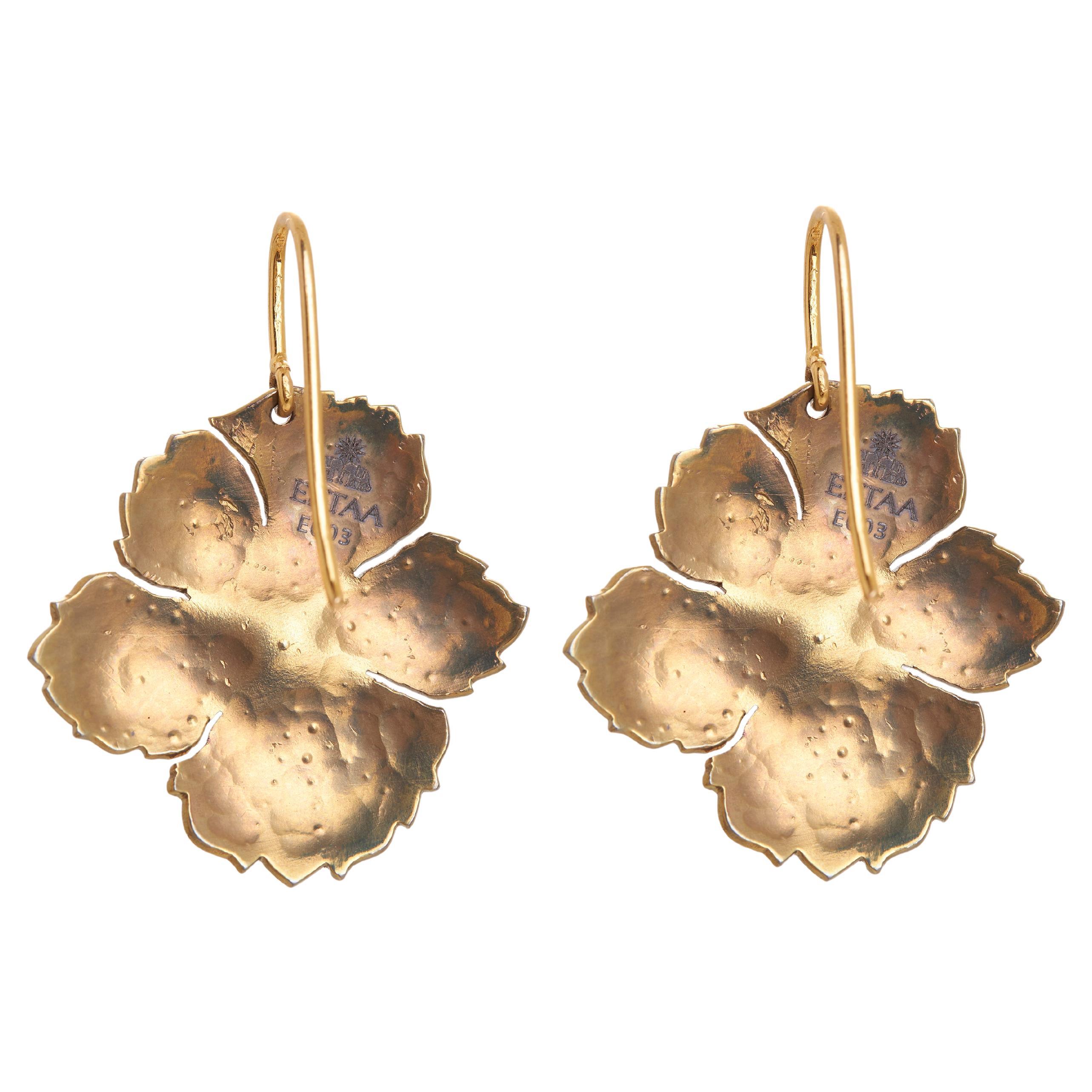 I piccoli orecchini a fiore giallo della Collection'S sono una delicata fusione di charme, durata ed eleganza. Realizzati con una miscela di oro 18KT (0,630 g) e titanio leggero (2,100 g), questi orecchini offrono resistenza e stile raffinato.