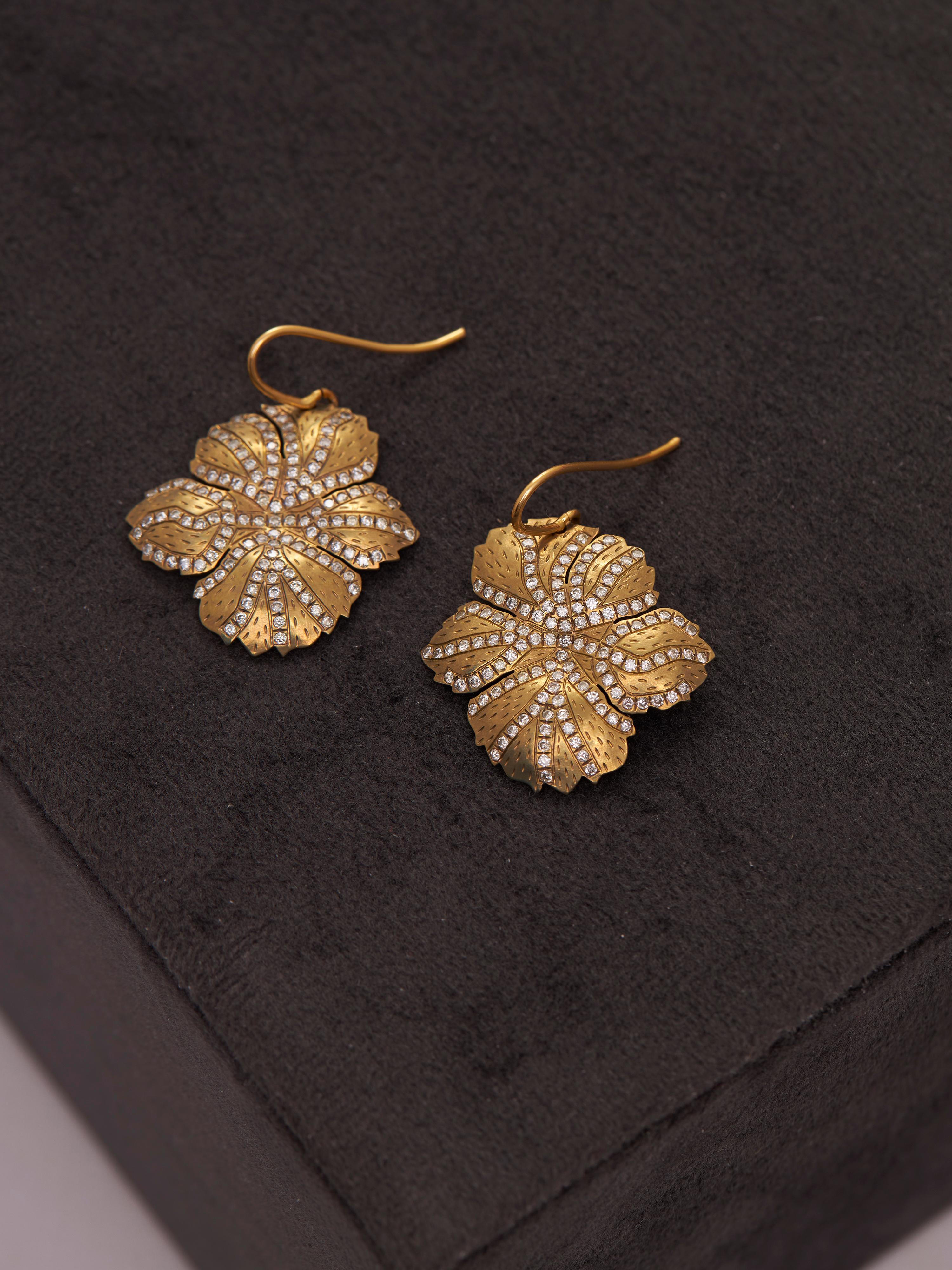 Contemporaneo Orecchini a fiore piccolo - Oro 18kt, titanio e diamanti in vendita